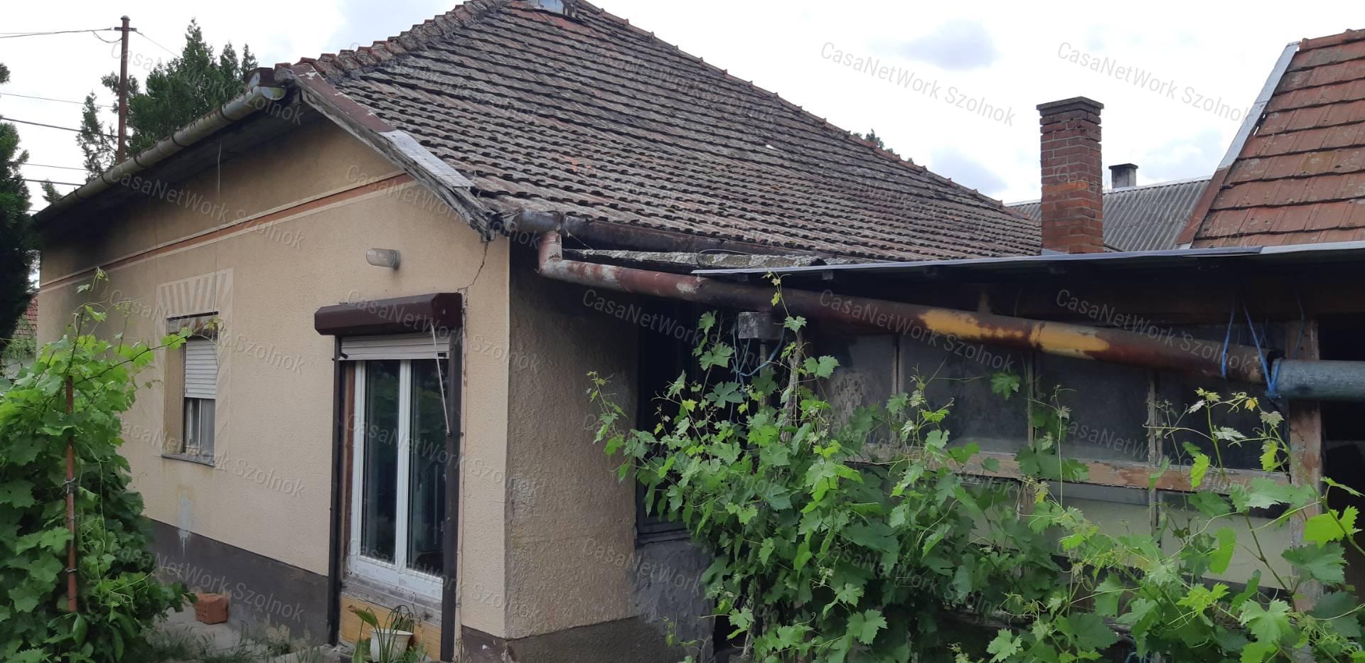 Tiszaföldváron eladó gazdálkodásra alkalmas családi ház!