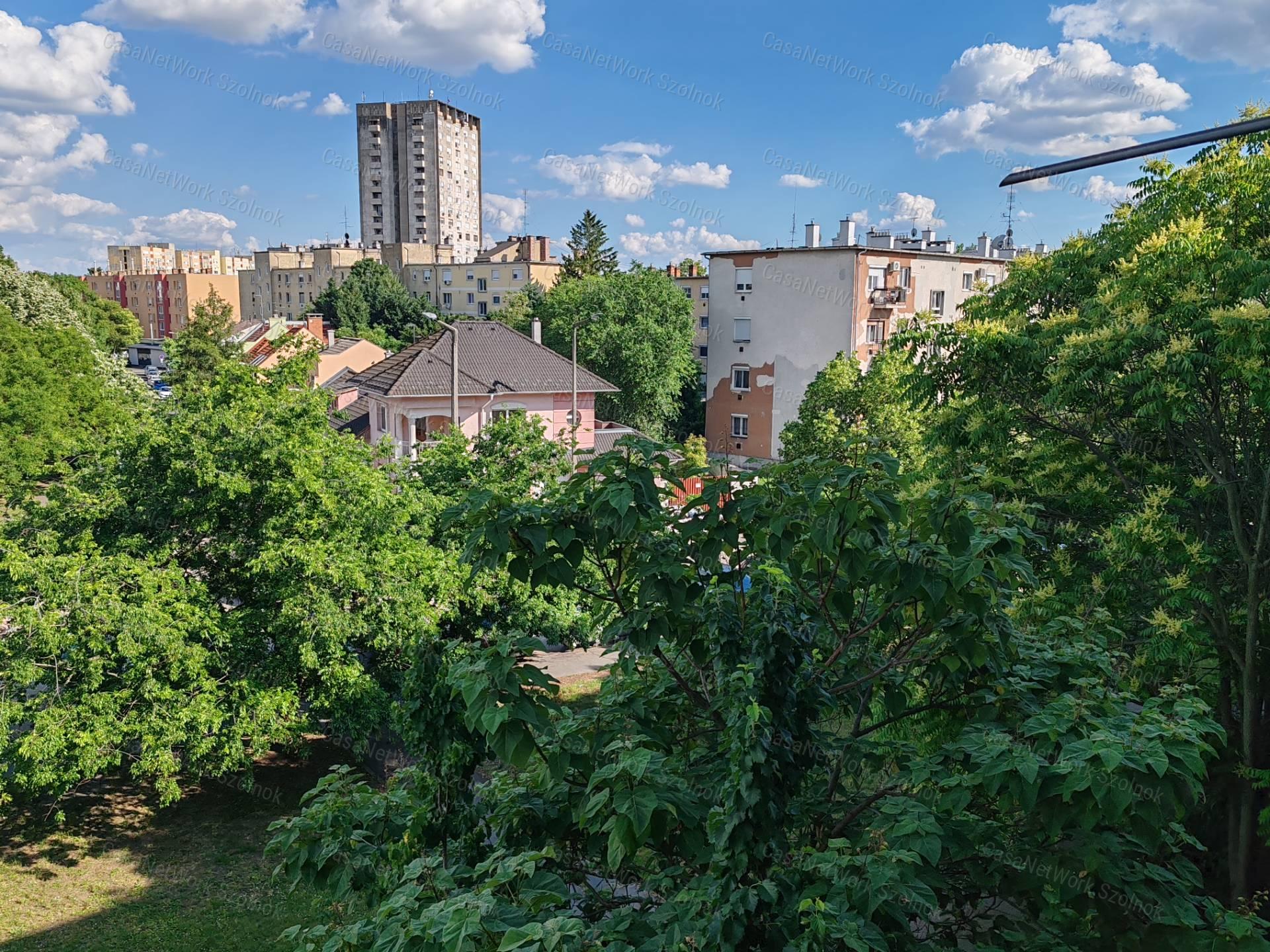 Kiadó kétszobás, bútorozott lakás Szolnok belvárosában!