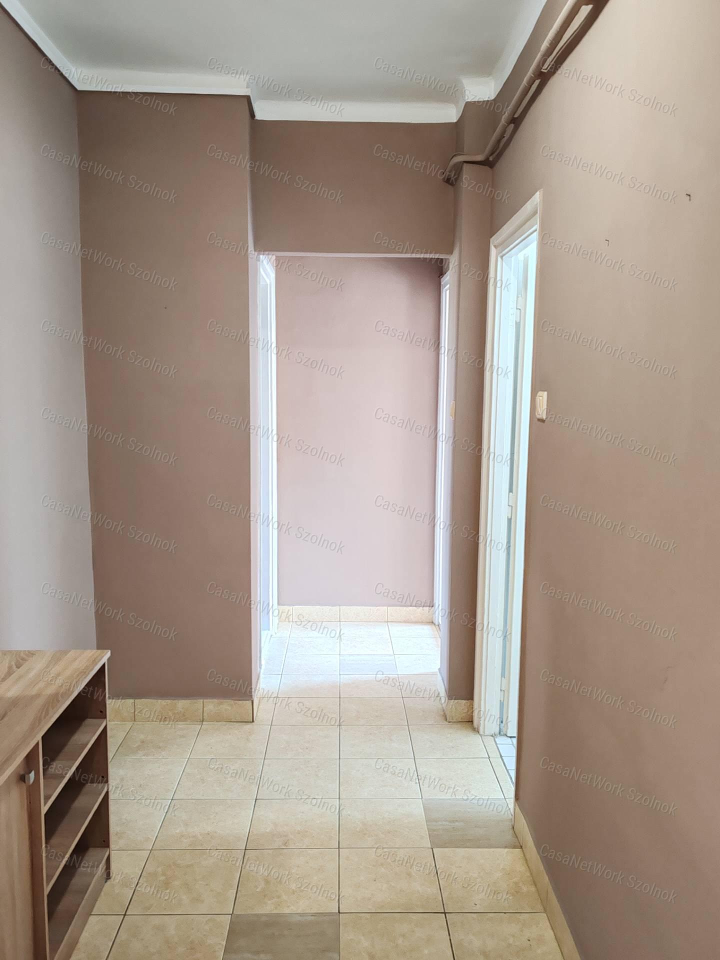 Kiadó kétszobás, bútorozott lakás Szolnok belvárosában!