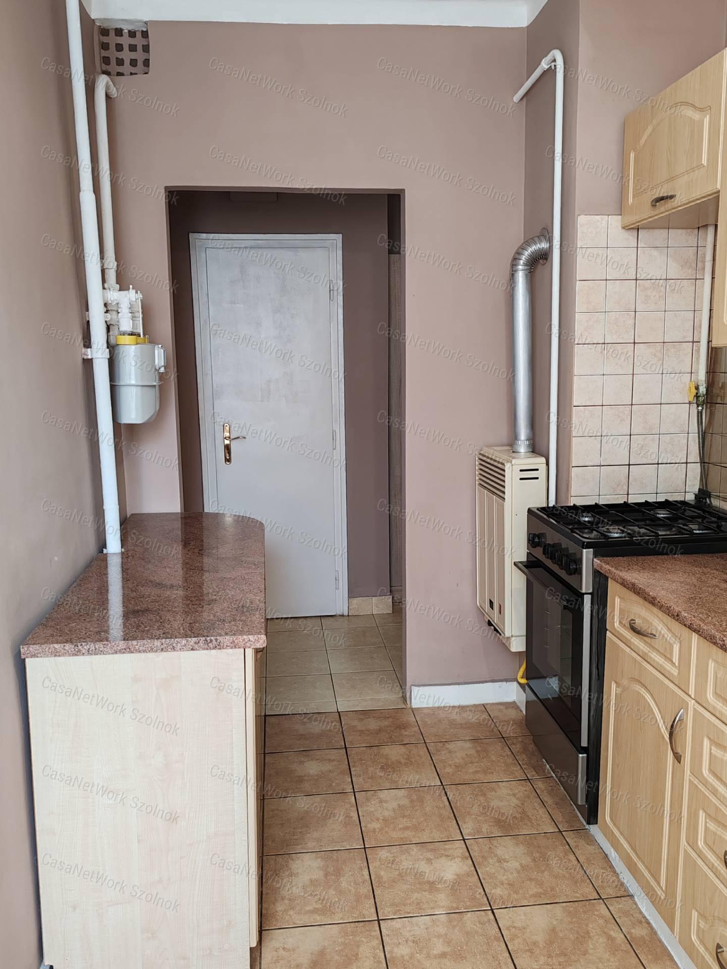 Kiadó kétszobás, bútorozott lakás Szolnok belvárosában!
