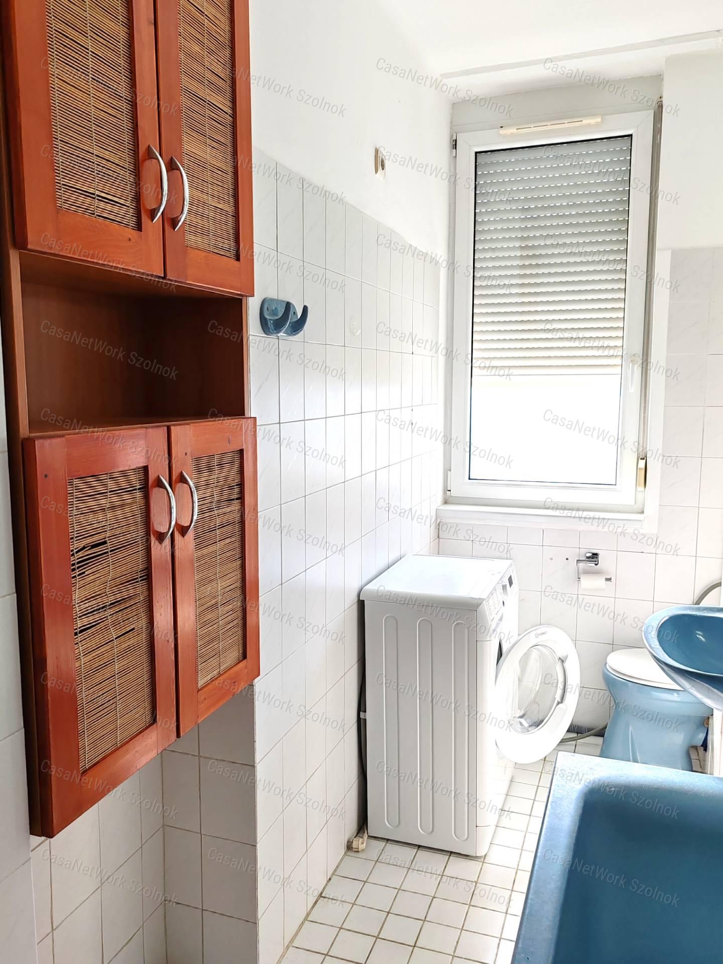 Kiadó kétszobás, bútorozott lakás Szolnok belvárosában!