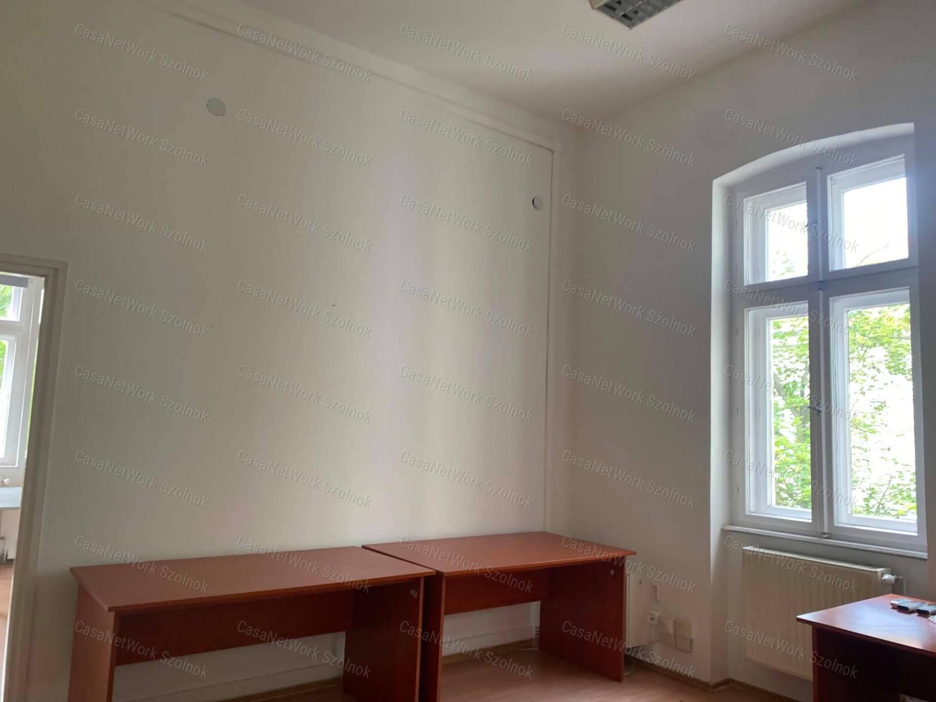 Szolnokon a József A. úton 36 m2-es  irodahelyiség kiaó