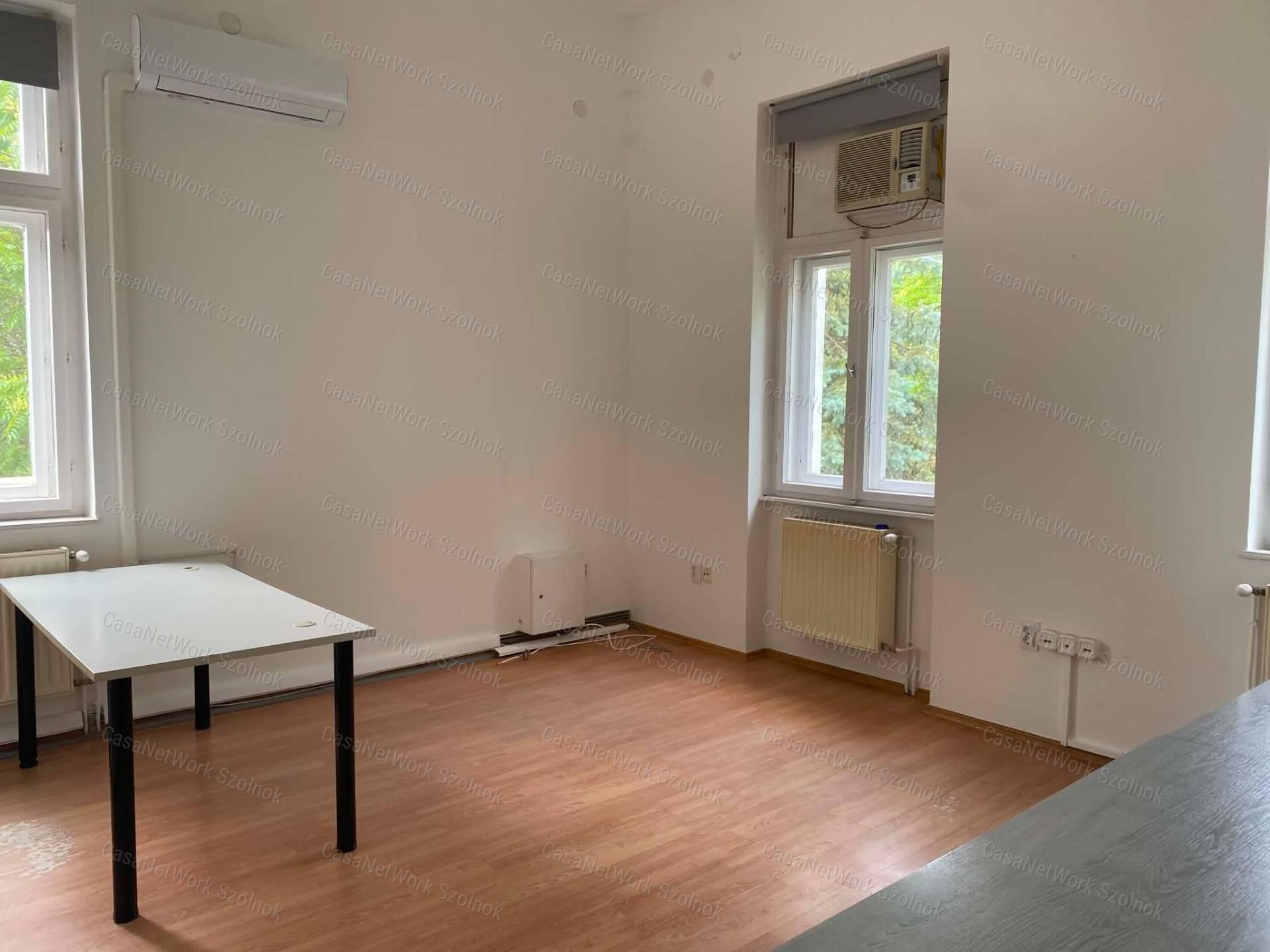 Szolnokon a József A. úton 36 m2-es  irodahelyiség kiaó