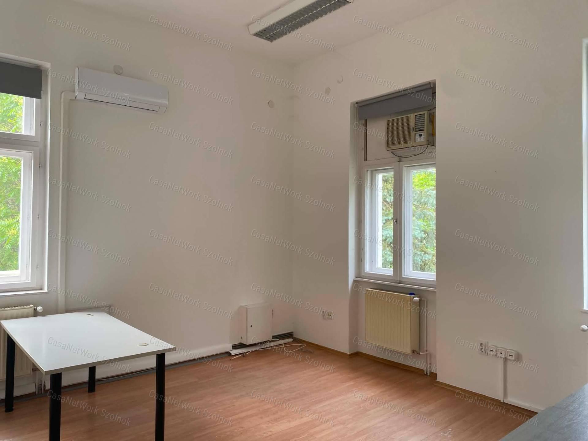 Szolnokon a József A. úton 36 m2-es  irodahelyiség kiaó