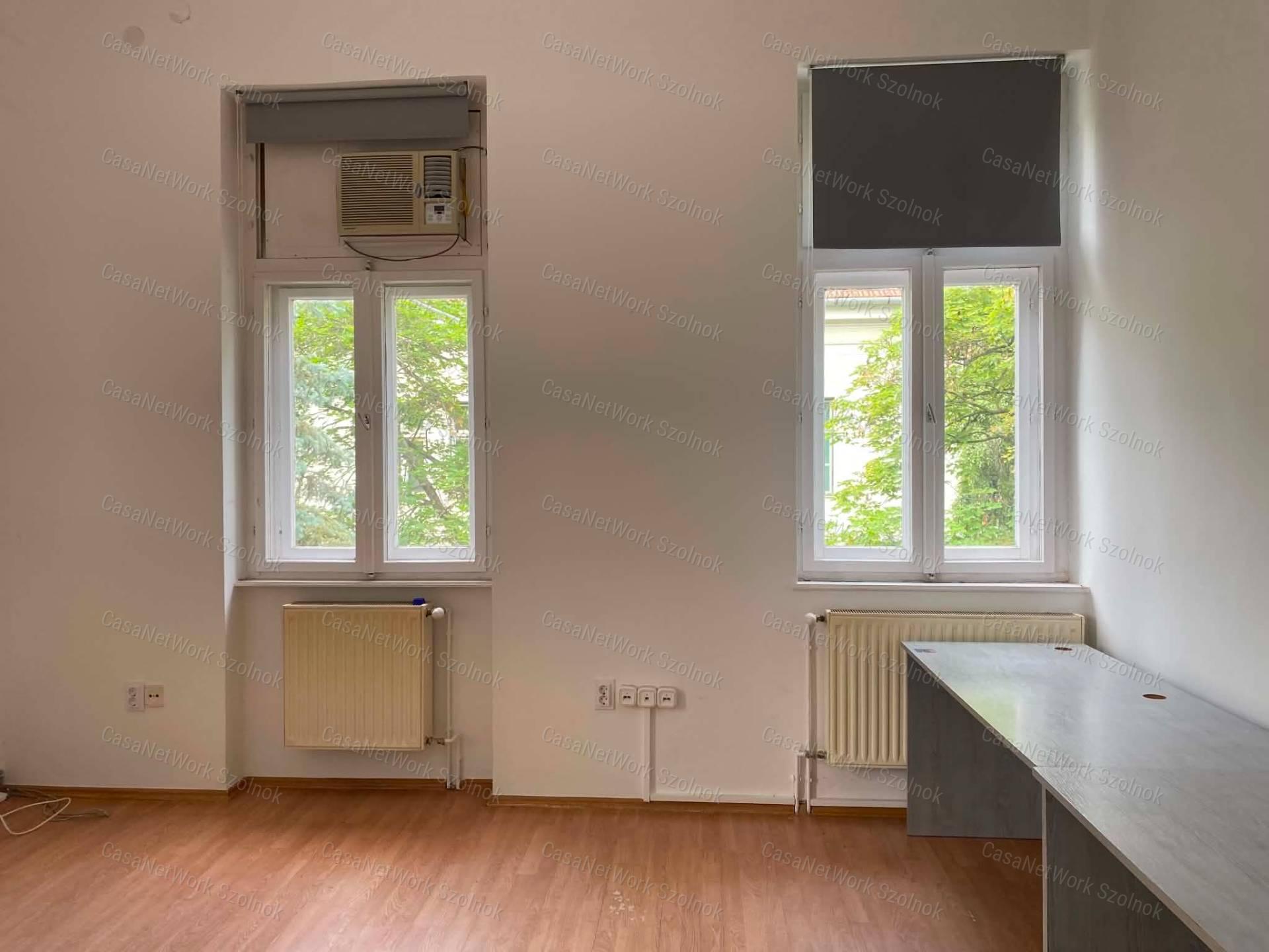Szolnokon a József A. úton 36 m2-es  irodahelyiség kiaó