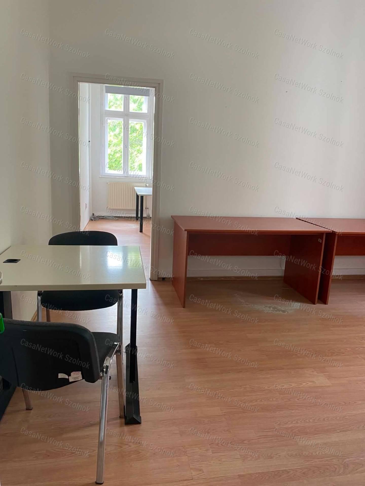 Szolnokon a József A. úton 36 m2-es irodahelyiség kiaó