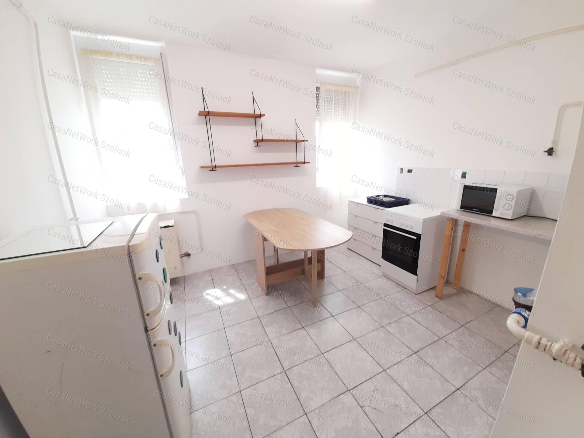 Szolnokon a Tallinn városrészben földszinti lakás kiadó!