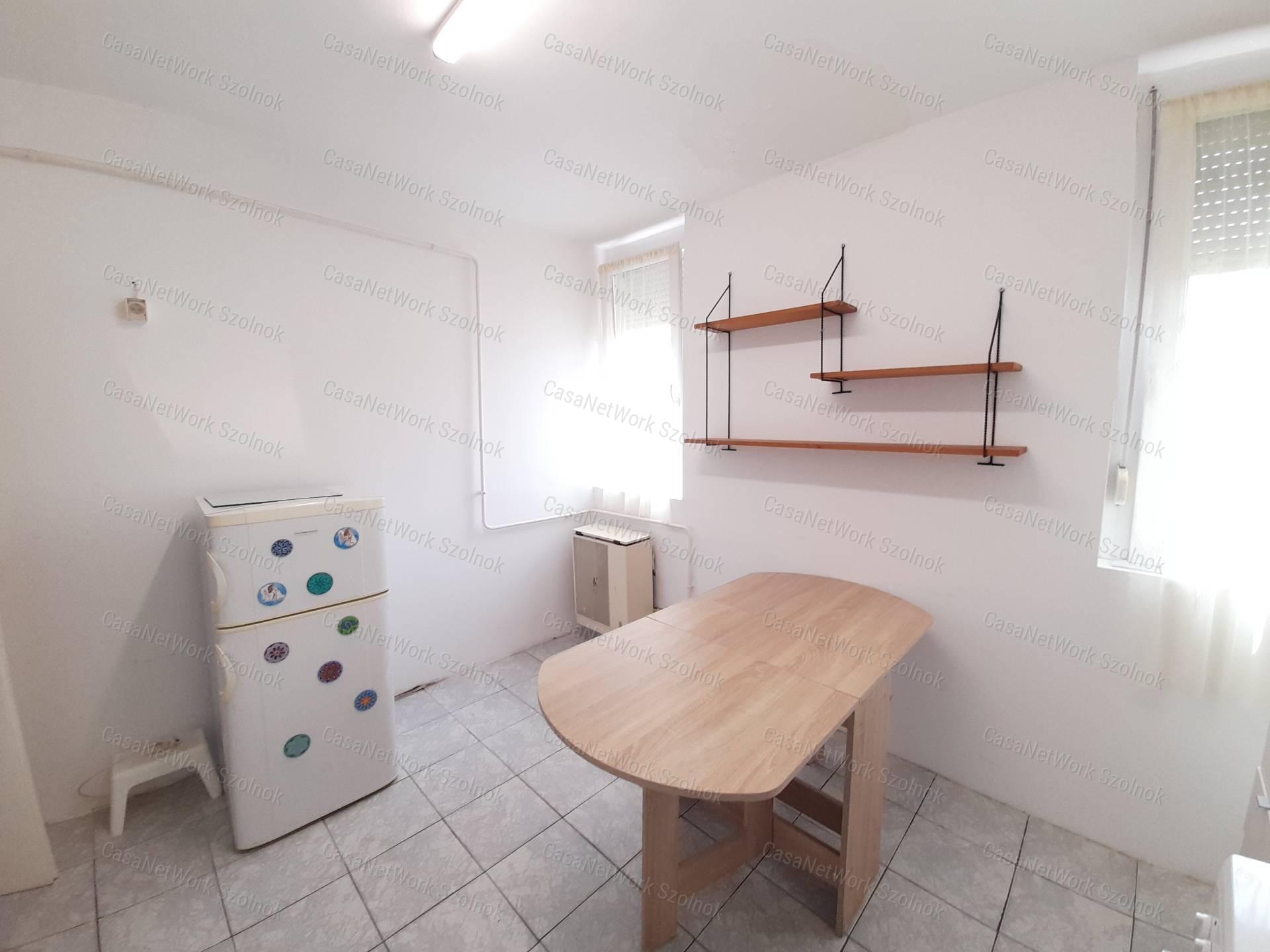 Szolnokon a Tallinn városrészben földszinti lakás kiadó!