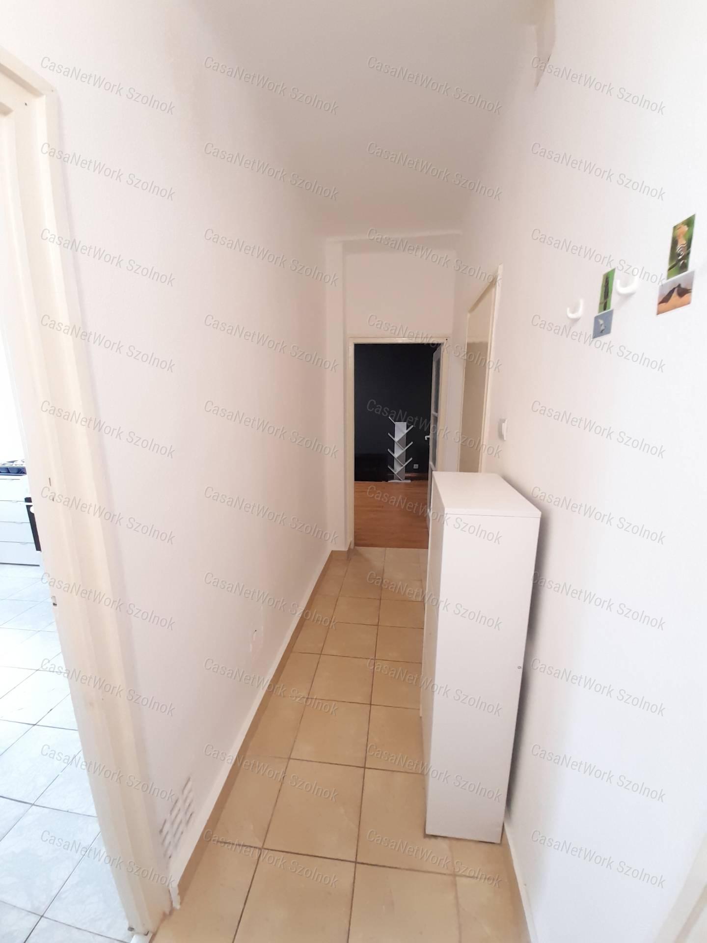 Szolnokon a Tallinn városrészben földszinti lakás kiadó!