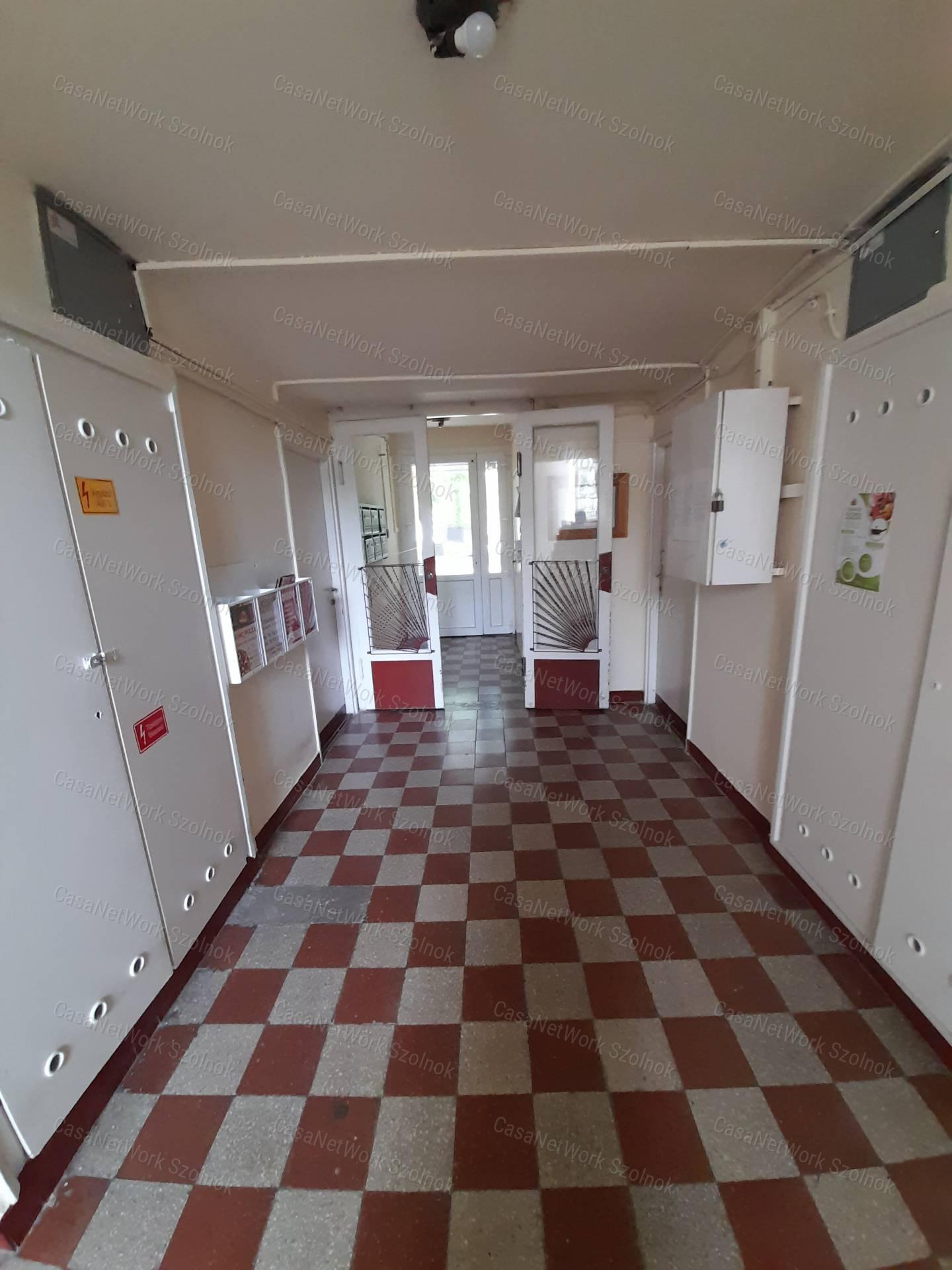 Szolnokon a Tallinn városrészben földszinti lakás kiadó!