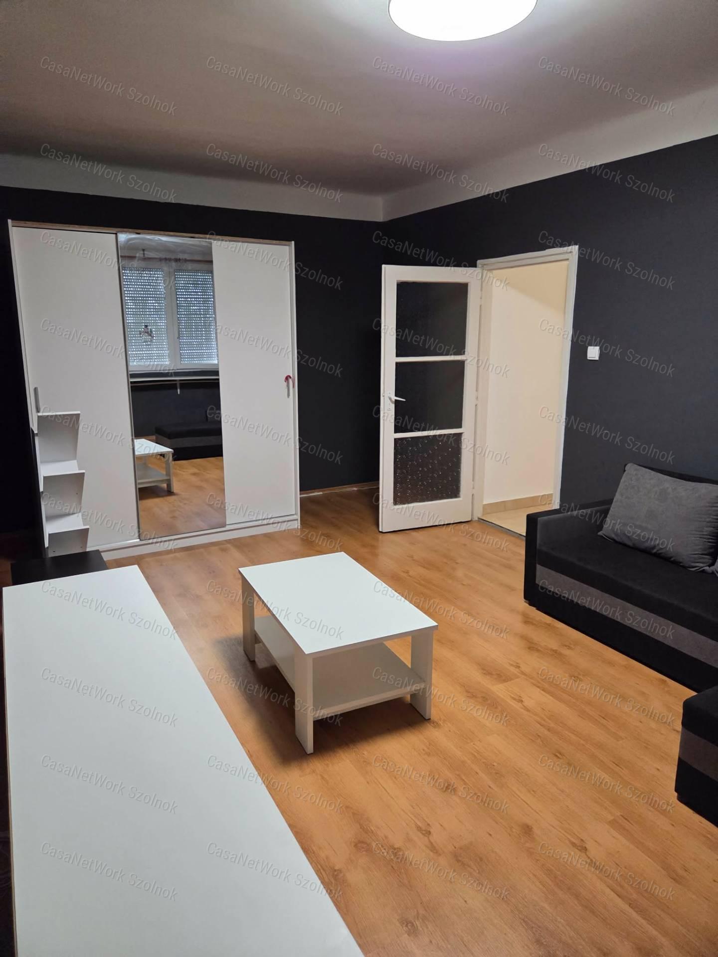 Szolnokon a Tallinn városrészben földszinti lakás kiadó!