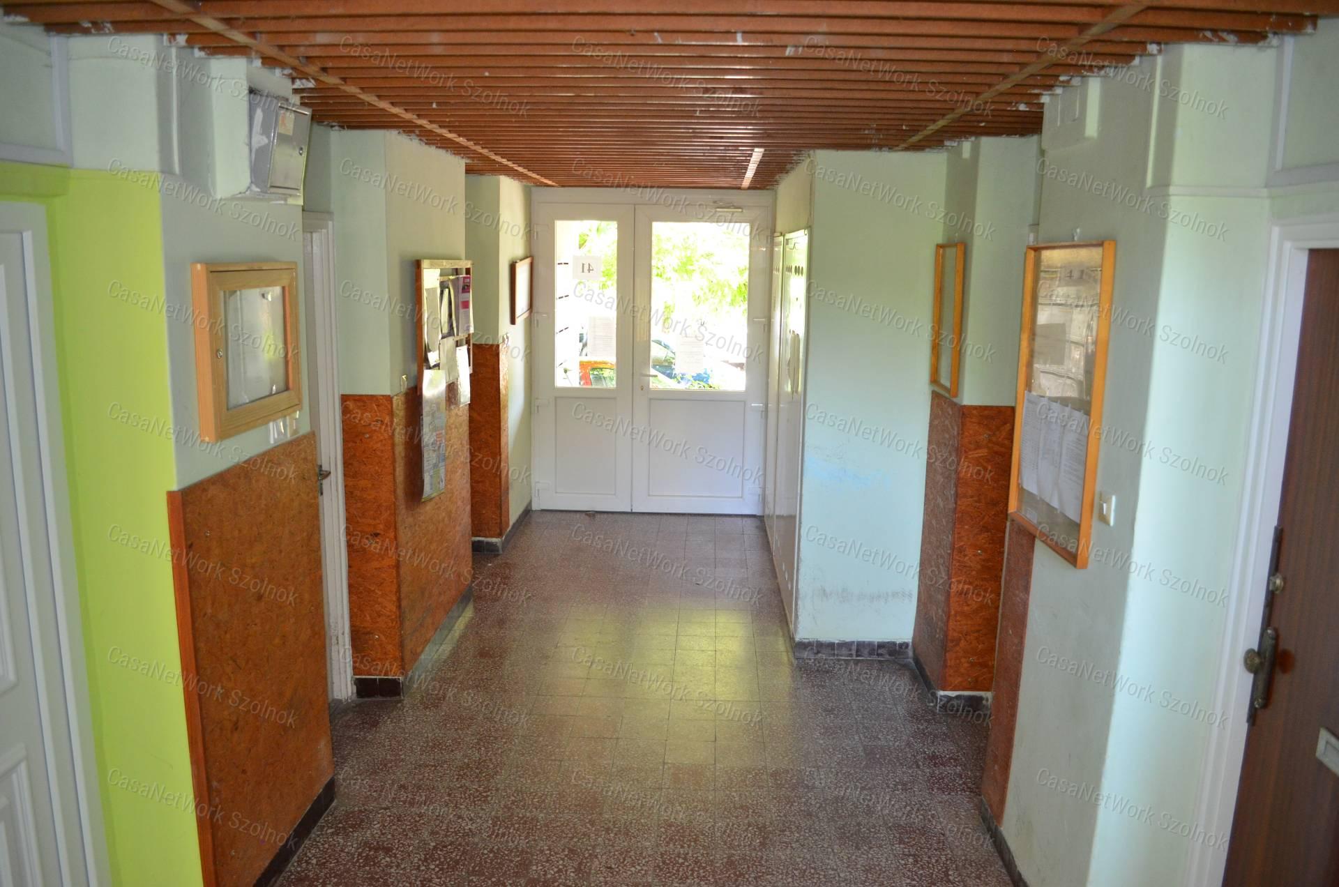 Szolnokon a Csokonai utcában három szobás bútorozatlan lakás kiadó
