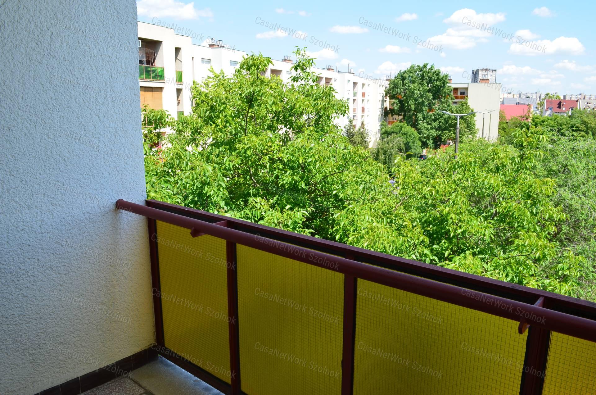 Szolnokon a Csokonai utcában három szobás bútorozatlan lakás kiadó