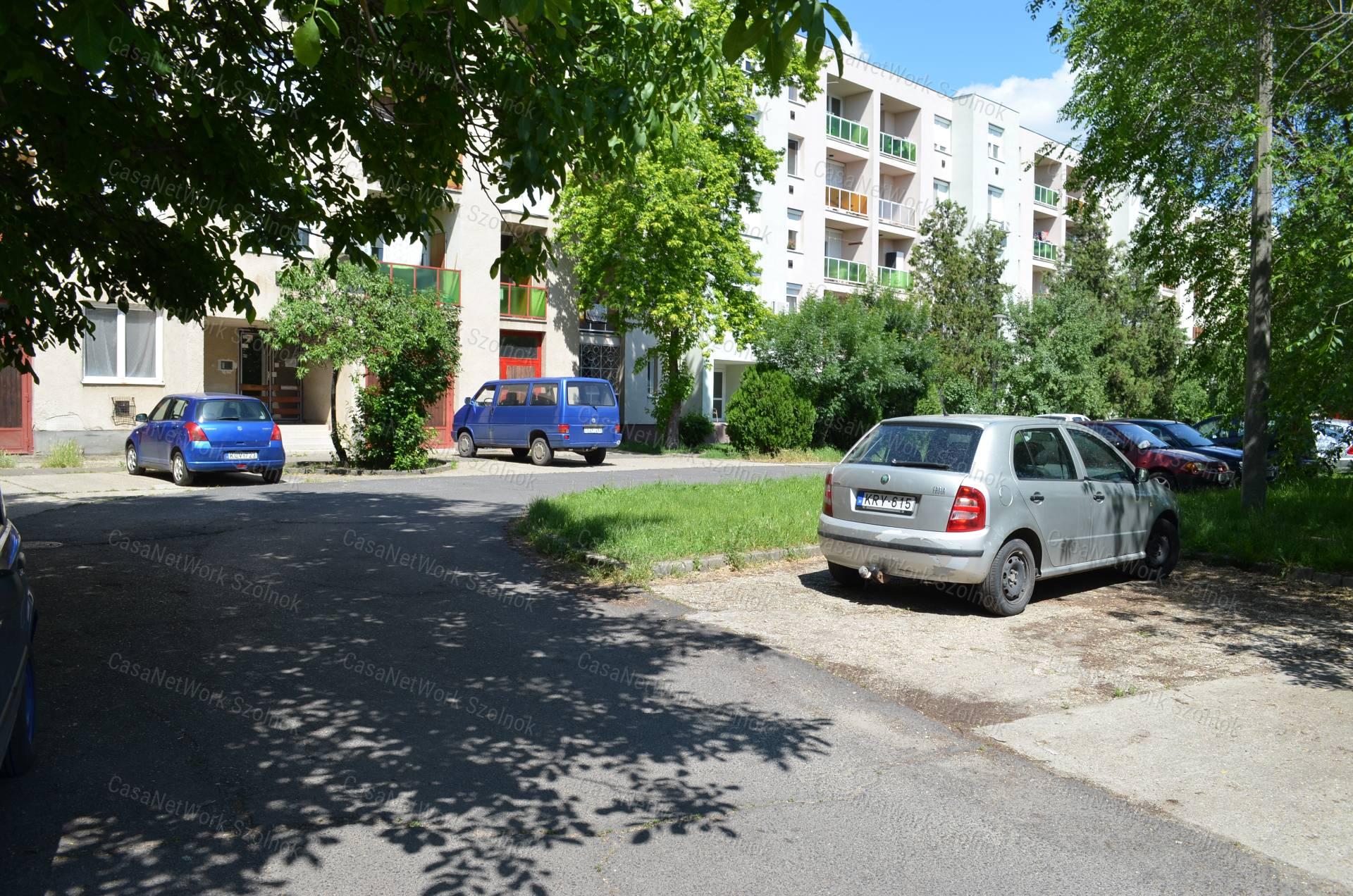 Szolnokon a Csokonai utcában három szobás bútorozatlan lakás kiadó