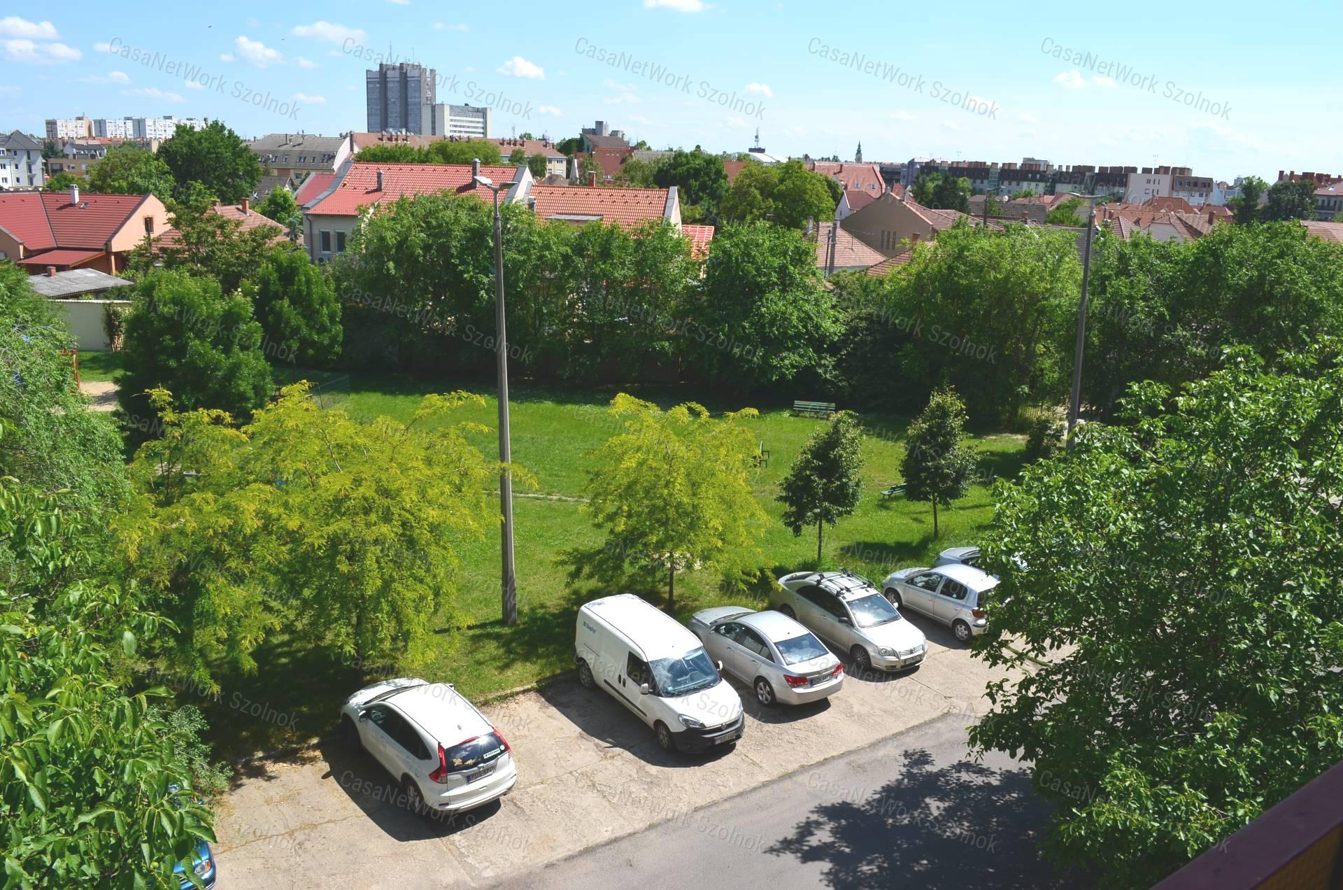 Szolnokon a Csokonai utcában három szobás bútorozatlan lakás kiadó