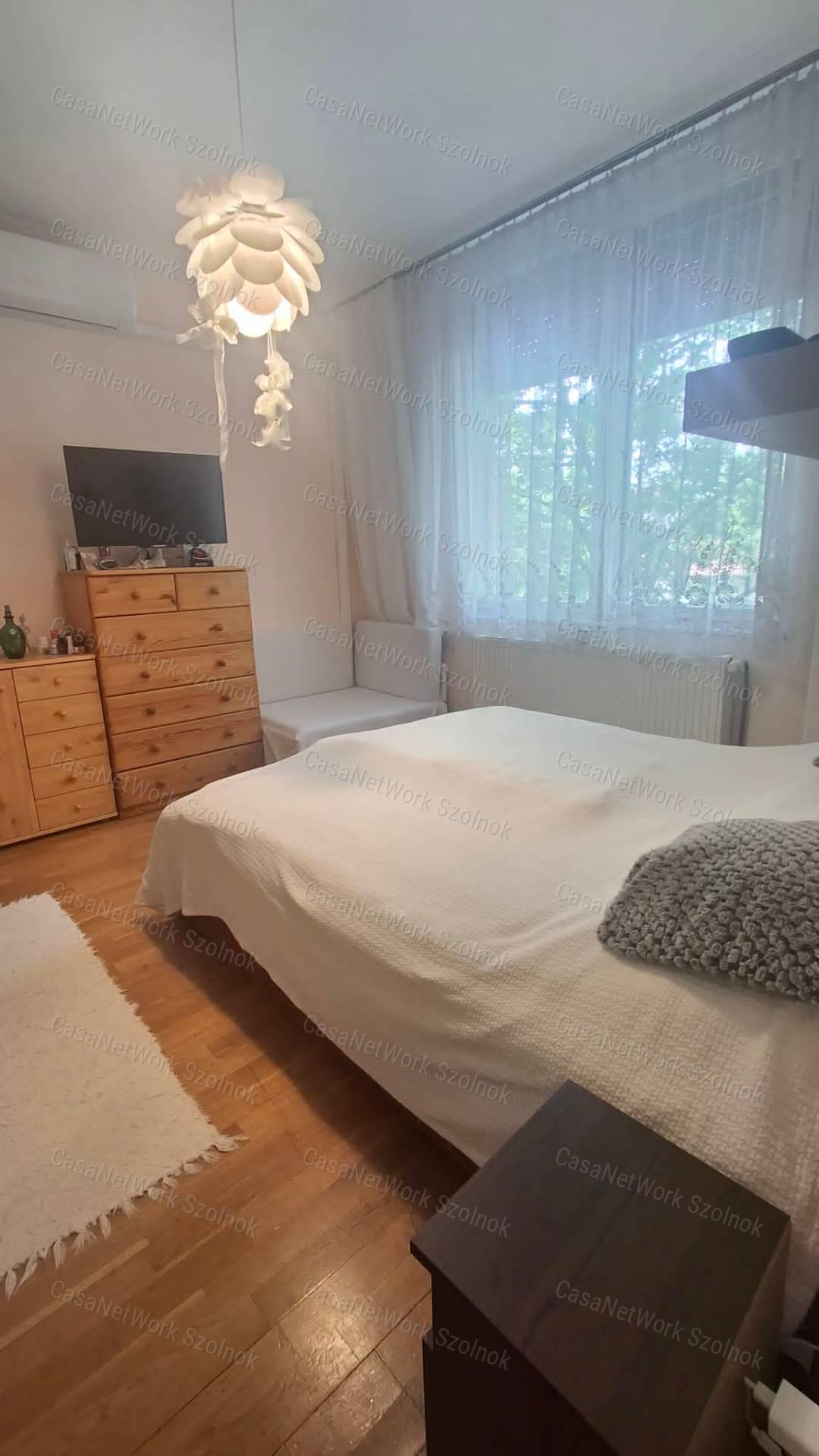 Szolnokon Csokonai úton kétszobás bútorozott lakás kiadó