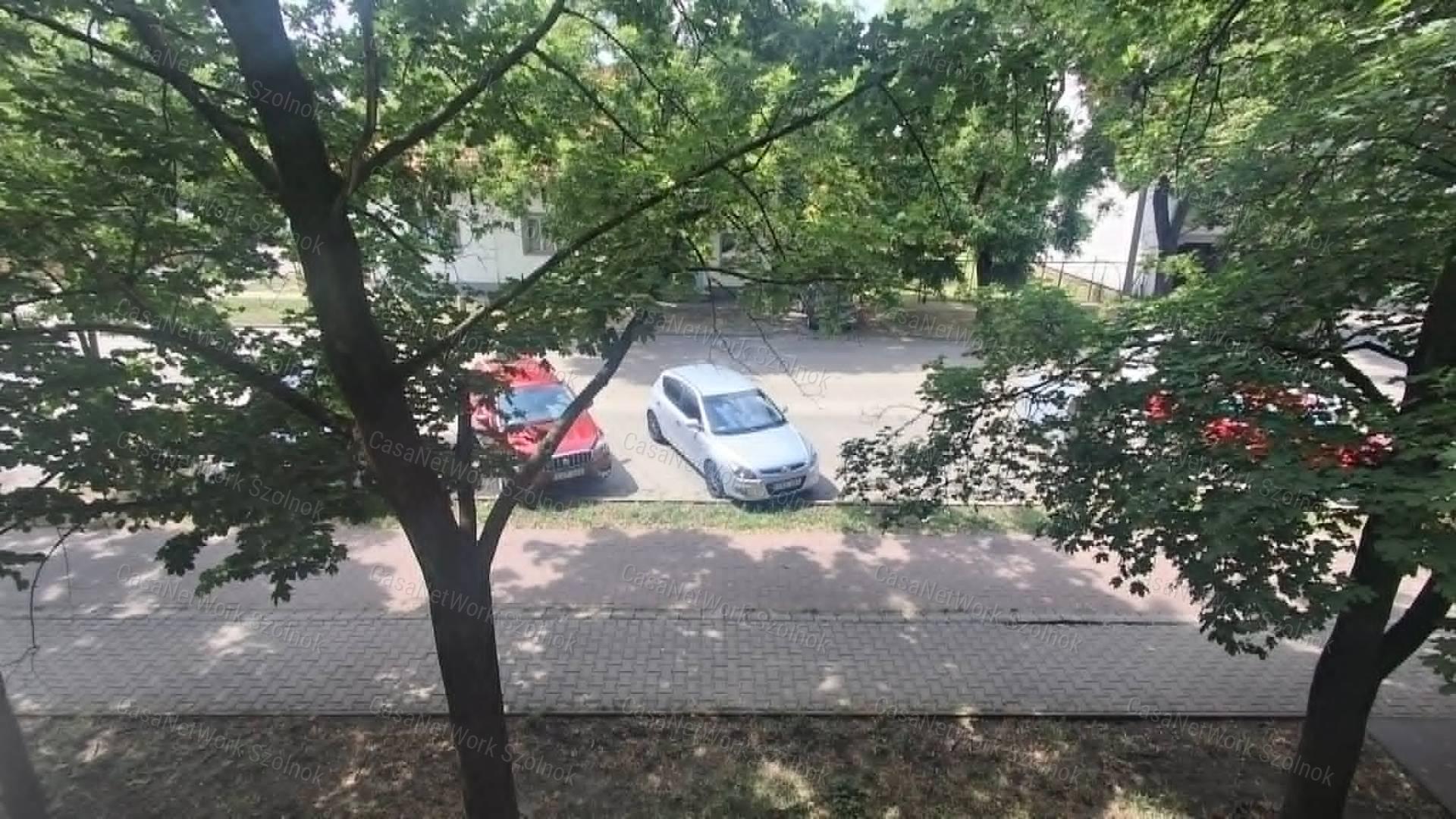 Szolnokon Csokonai úton kétszobás bútorozott lakás kiadó