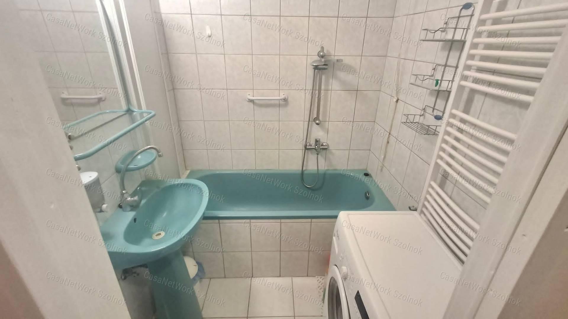 Szolnokon Csokonai úton kétszobás bútorozott lakás kiadó