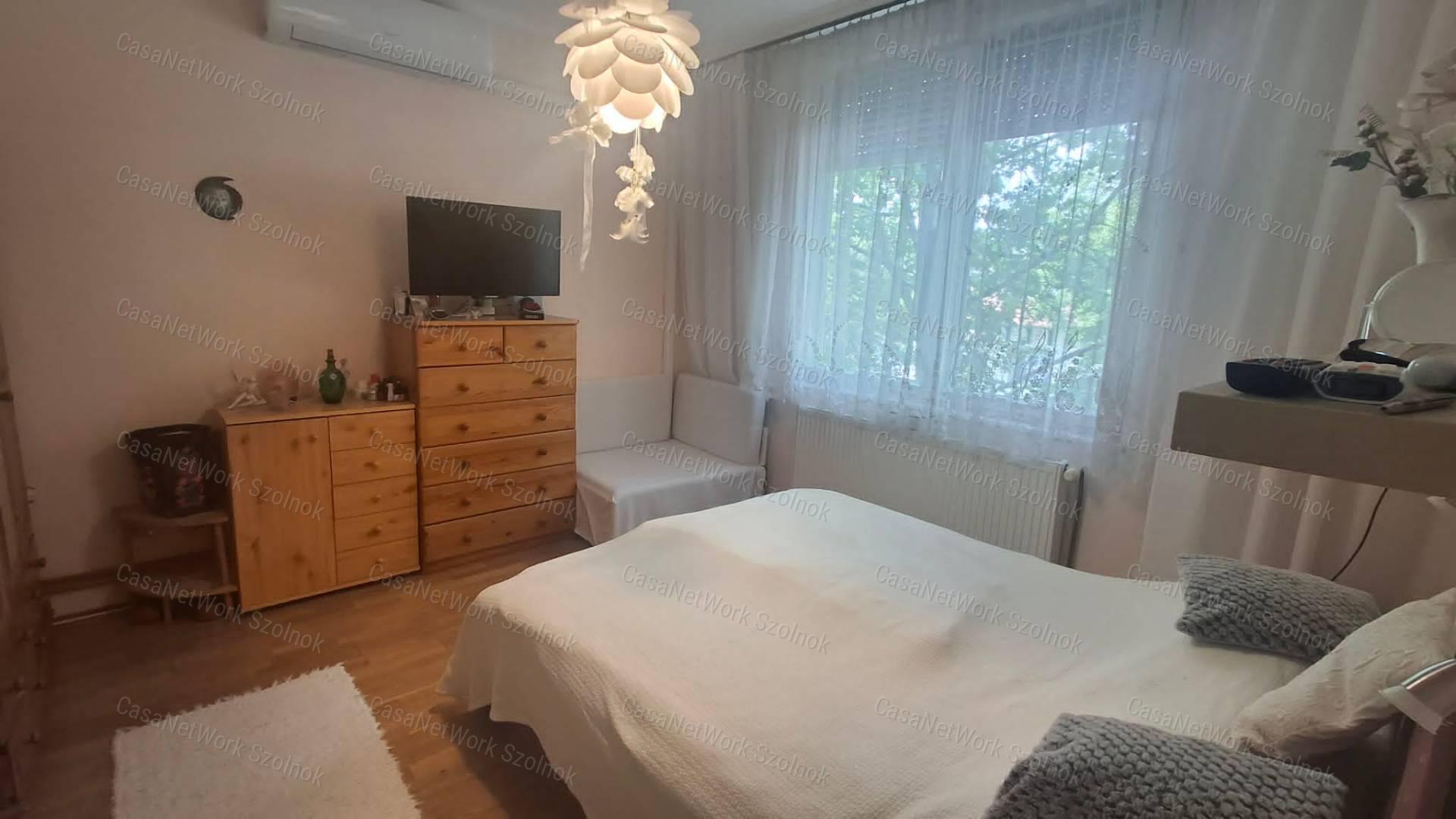 Szolnokon Csokonai úton kétszobás bútorozott lakás kiadó