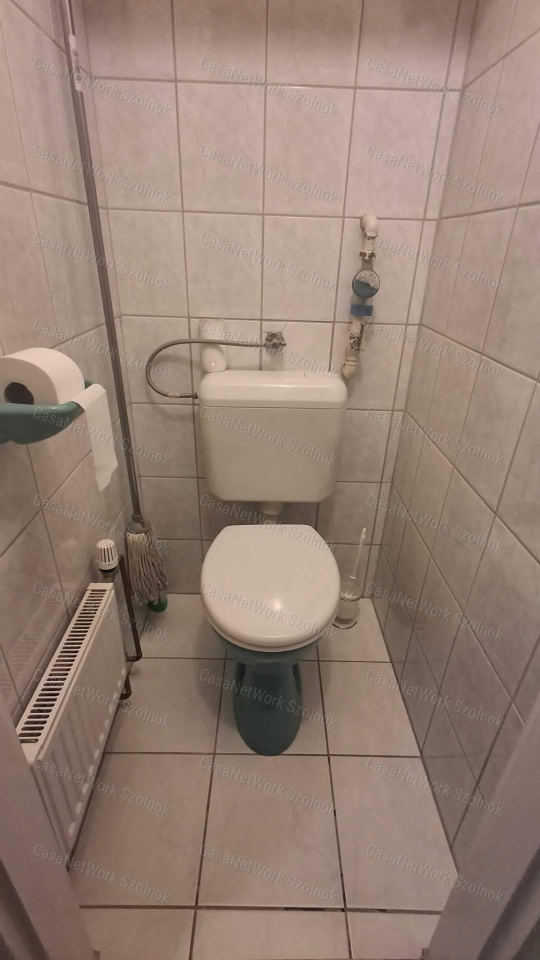 Szolnokon Csokonai úton kétszobás bútorozott lakás kiadó