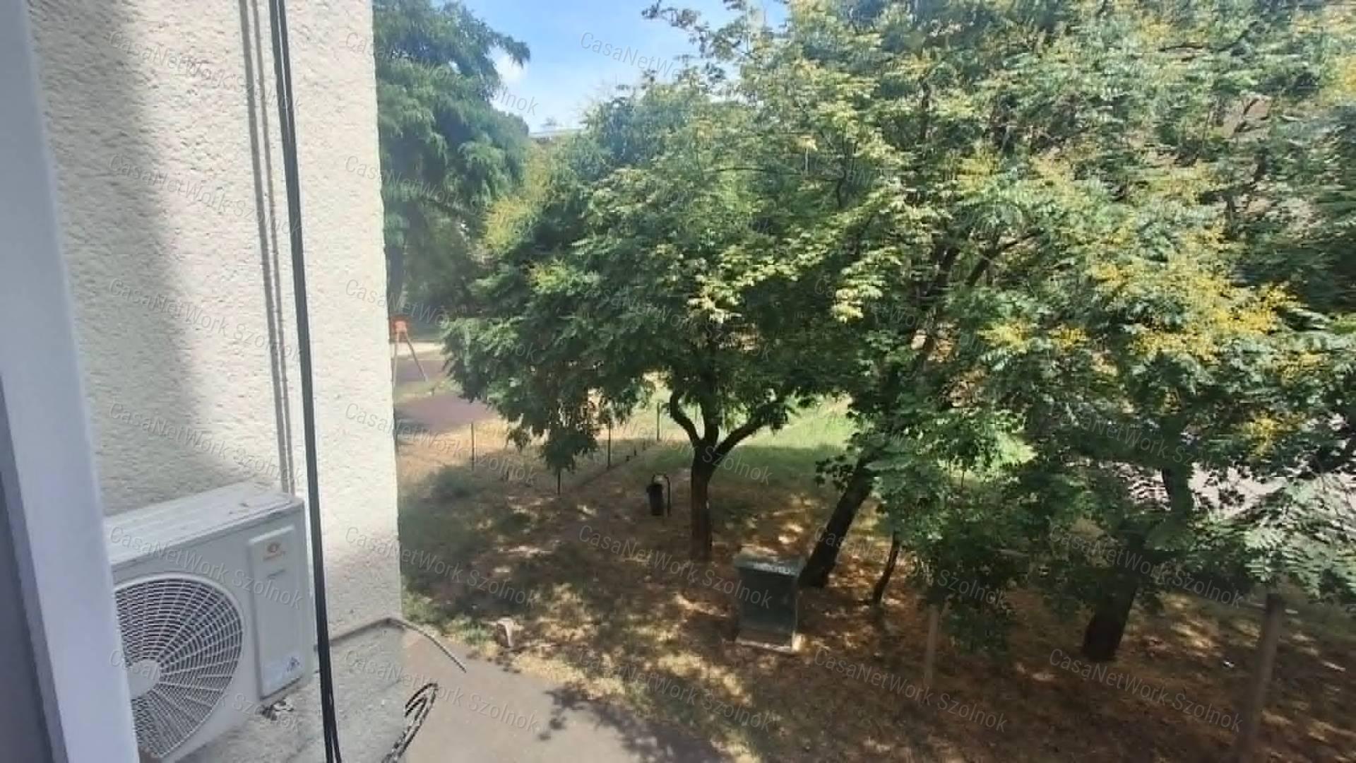 Szolnokon Csokonai úton kétszobás bútorozott lakás kiadó