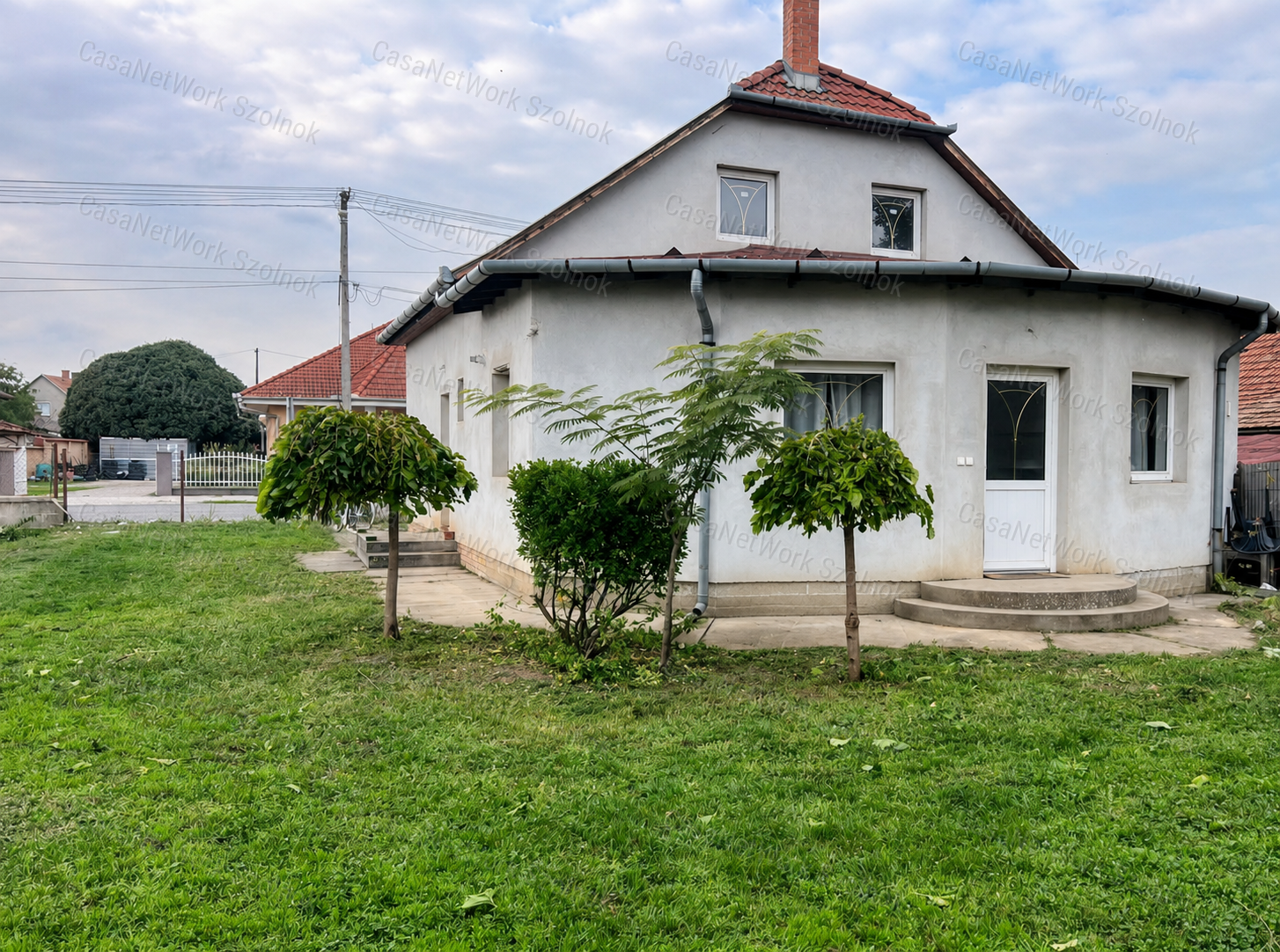 Tiszaföldváron Fő út melletti 3 szoba + nappalis Családi ház Eladó