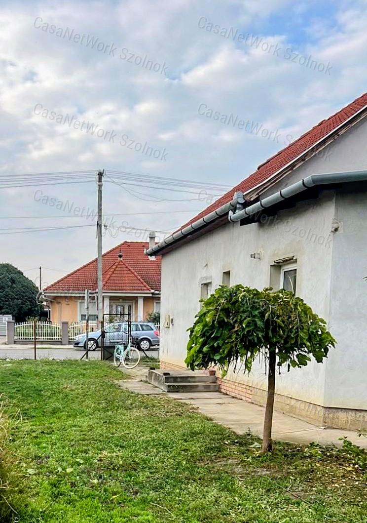 Tiszaföldváron Fő út  melletti 3 szoba + nappalis Családi ház Eladó