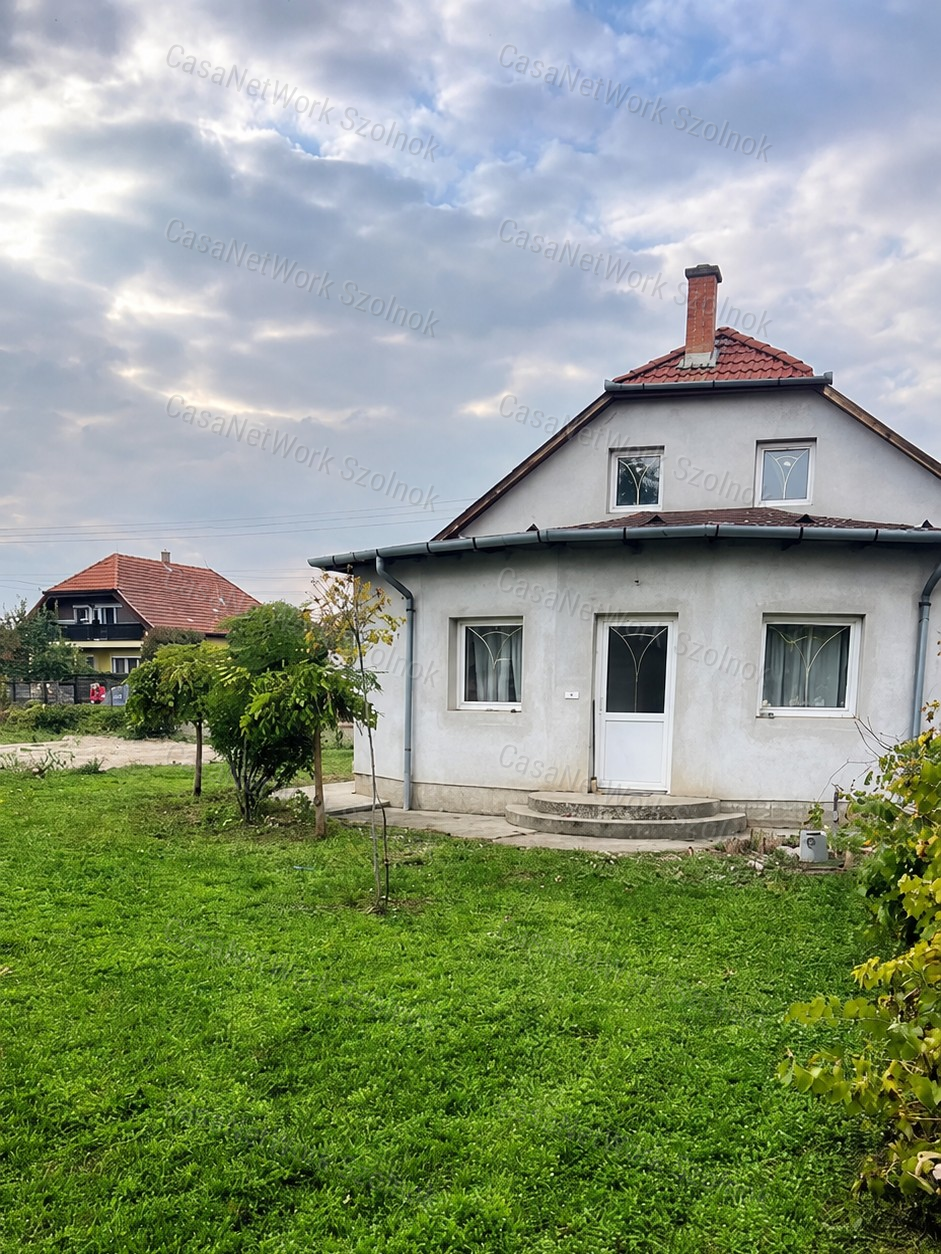 Tiszaföldváron Fő út  melletti 3 szoba + nappalis Családi ház Eladó