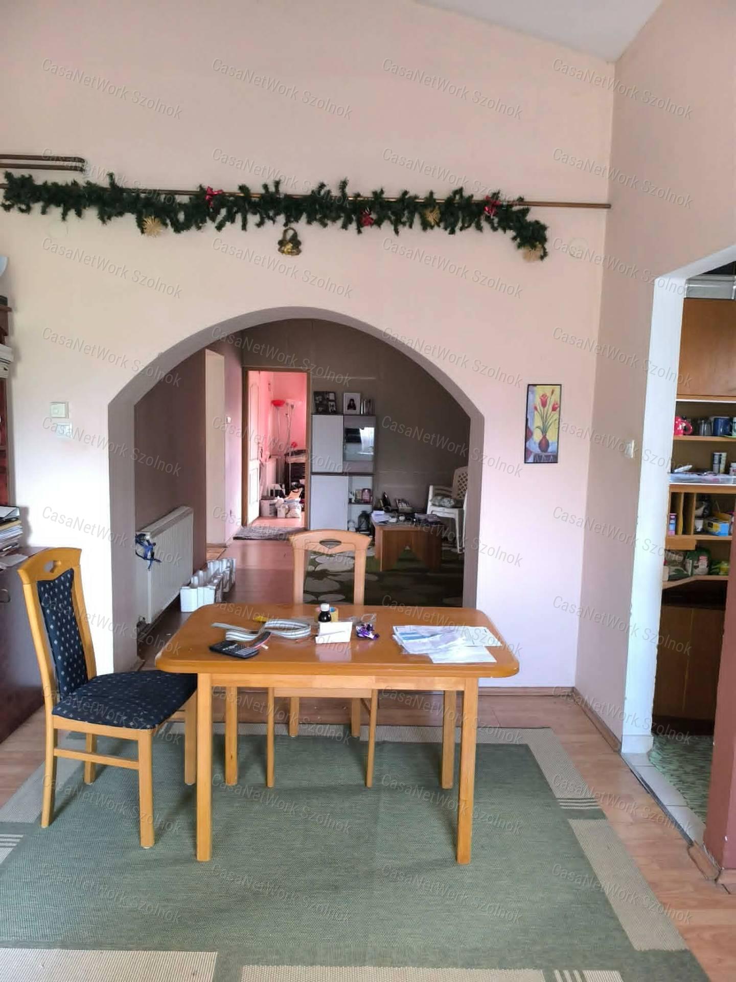 Tiszaföldváron Fő út  melletti 3 szoba + nappalis Családi ház Eladó