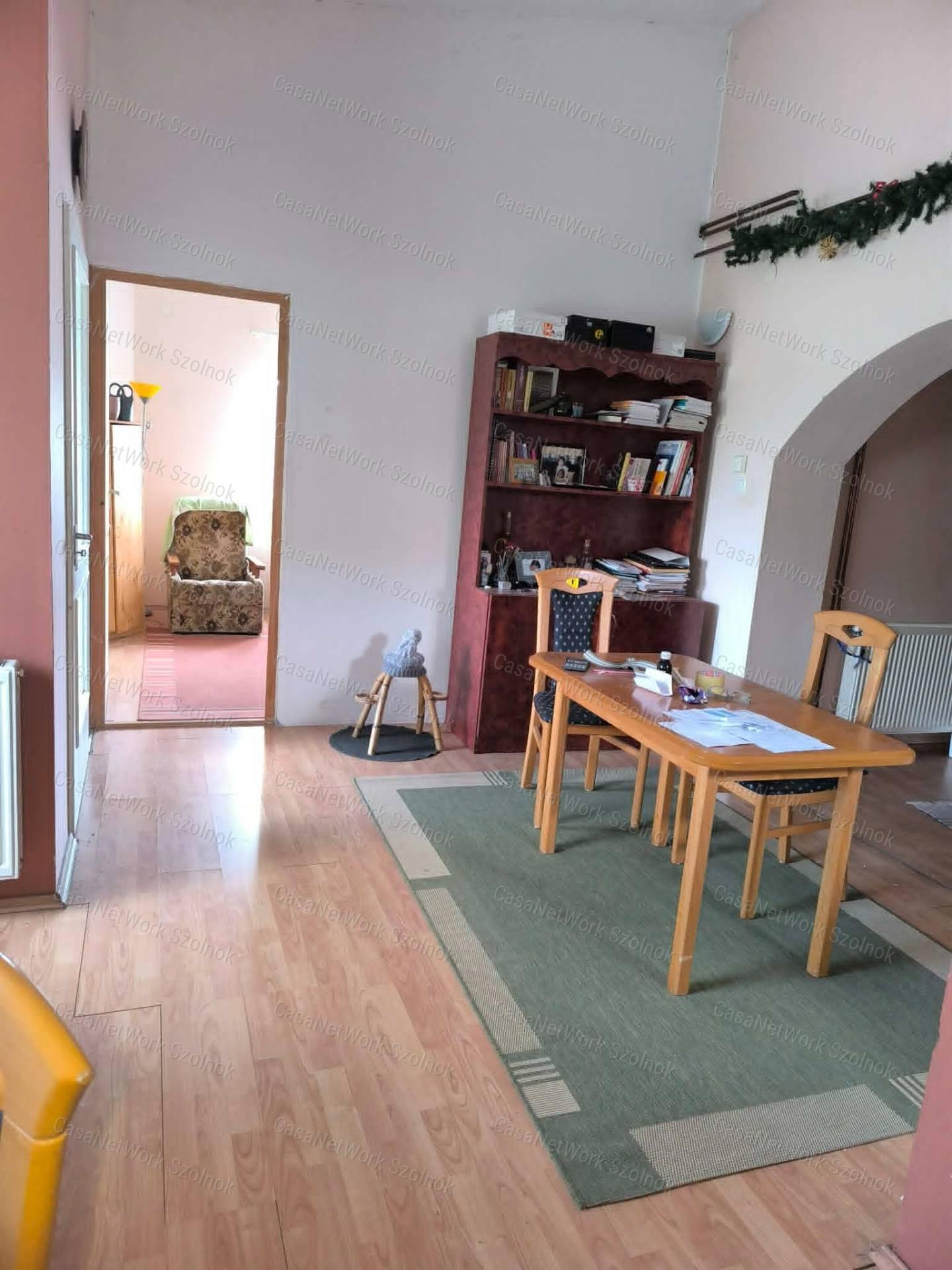 Tiszaföldváron Fő út  melletti 3 szoba + nappalis Családi ház Eladó