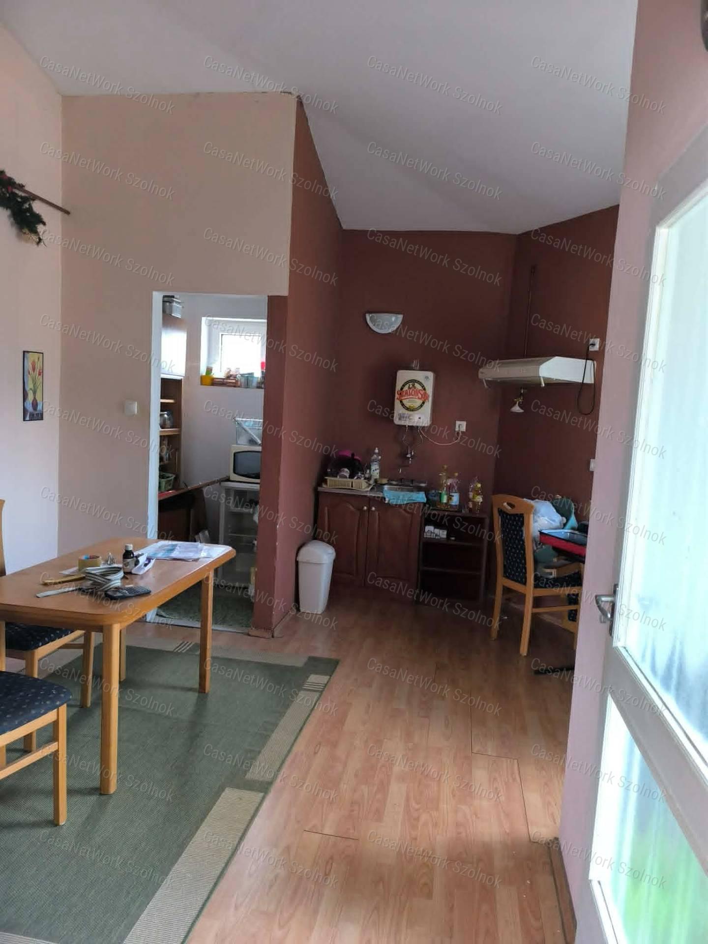 Tiszaföldváron Fő út  melletti 3 szoba + nappalis Családi ház Eladó