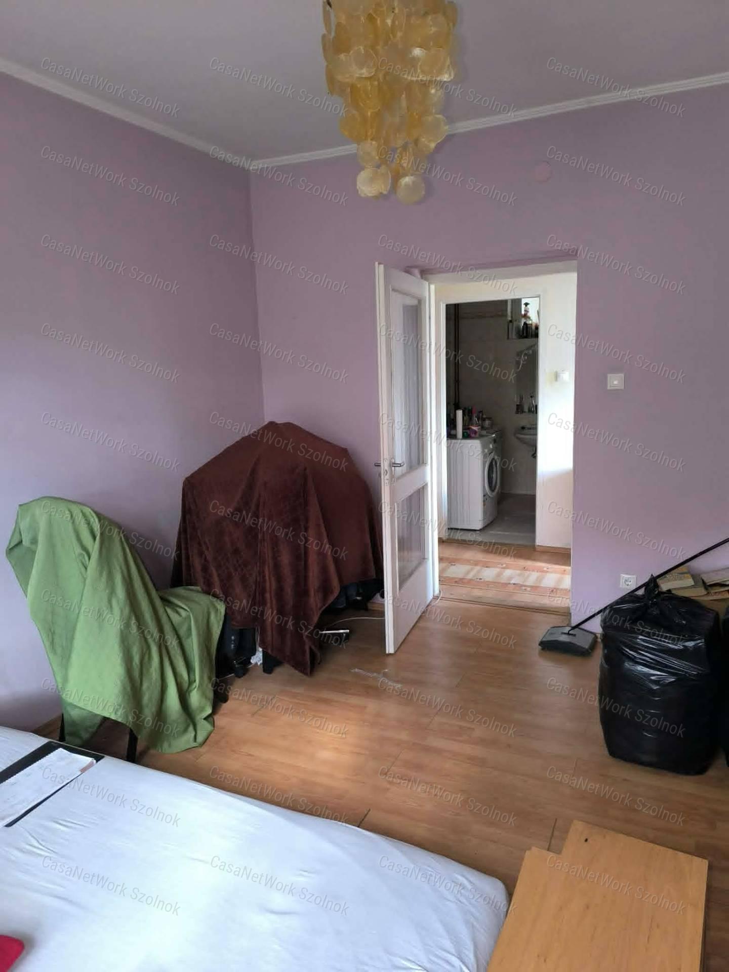 Tiszaföldváron Fő út  melletti 3 szoba + nappalis Családi ház Eladó