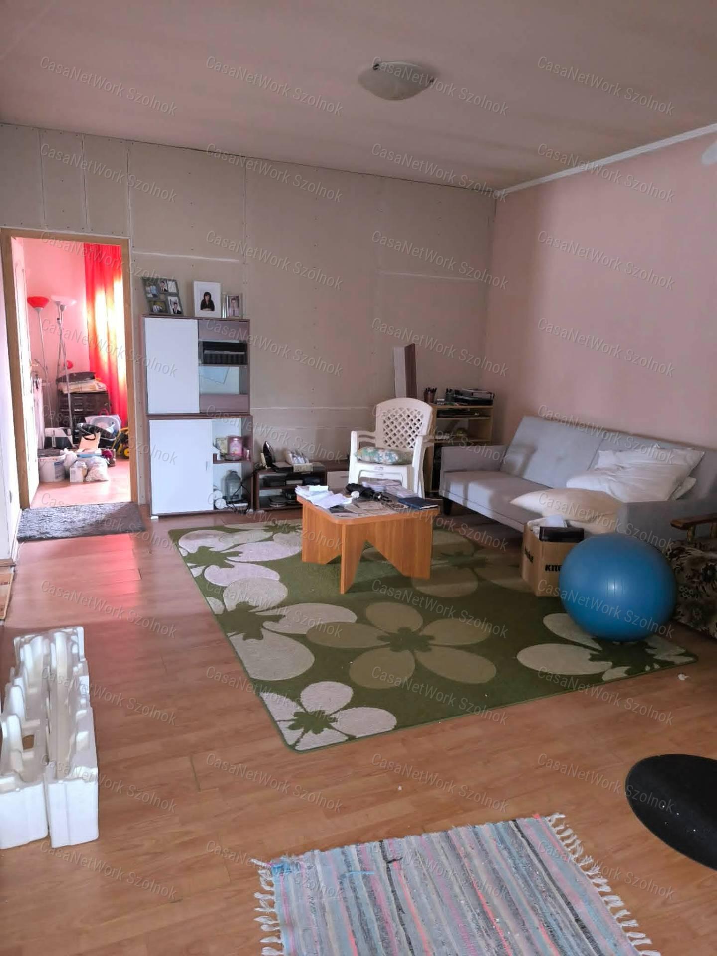 Tiszaföldváron Fő út  melletti 3 szoba + nappalis Családi ház Eladó