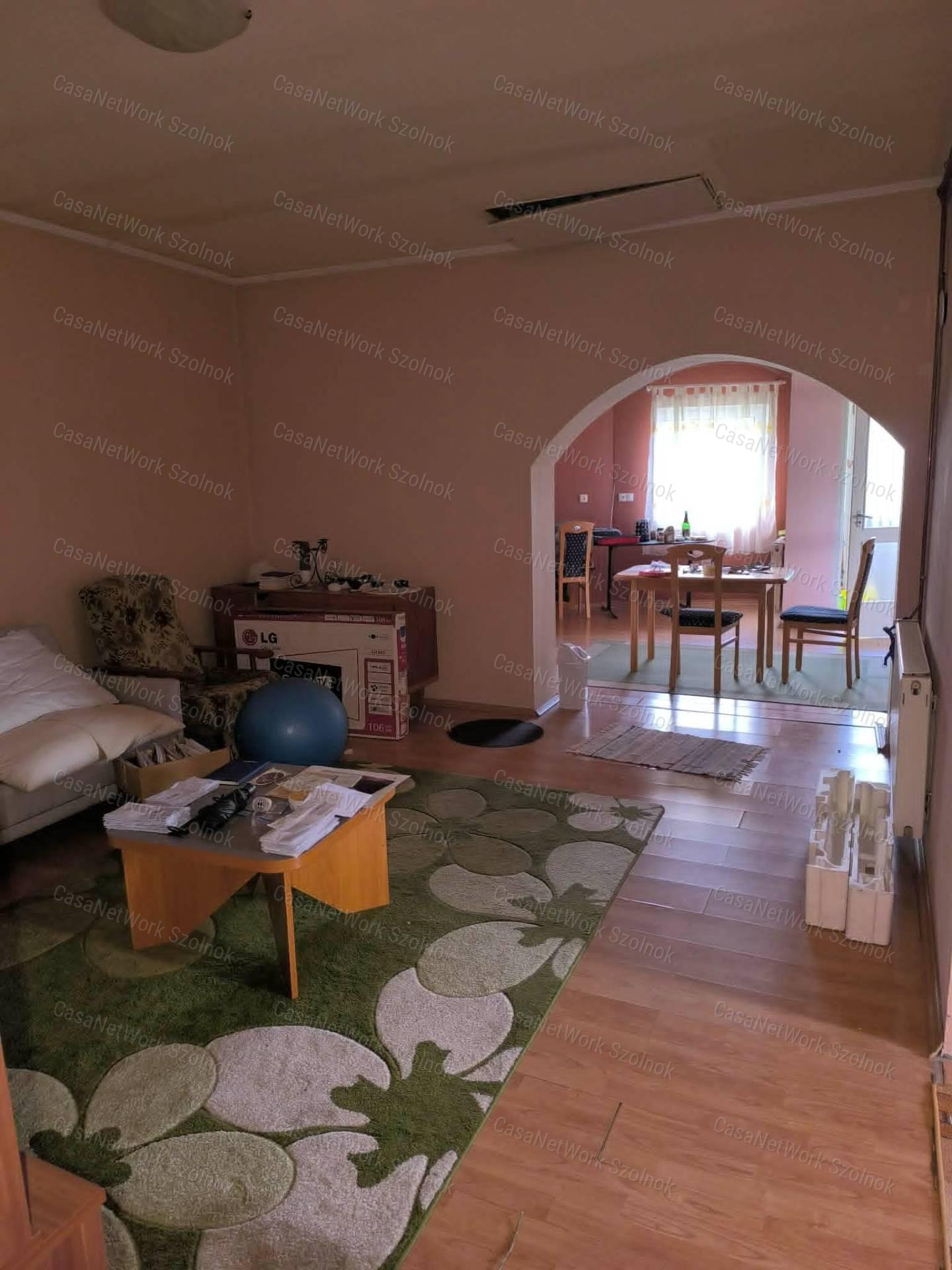 Tiszaföldváron Fő út  melletti 3 szoba + nappalis Családi ház Eladó