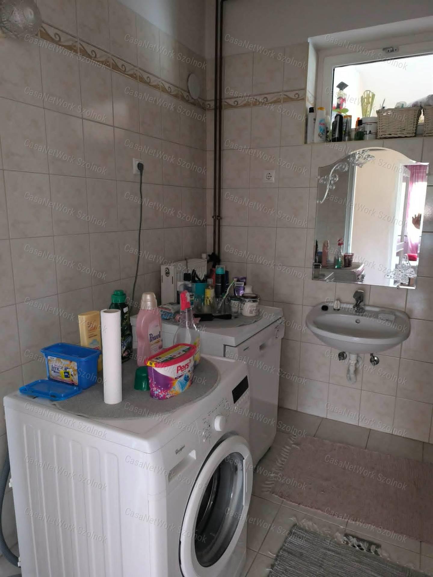 Tiszaföldváron Fő út  melletti 3 szoba + nappalis Családi ház Eladó