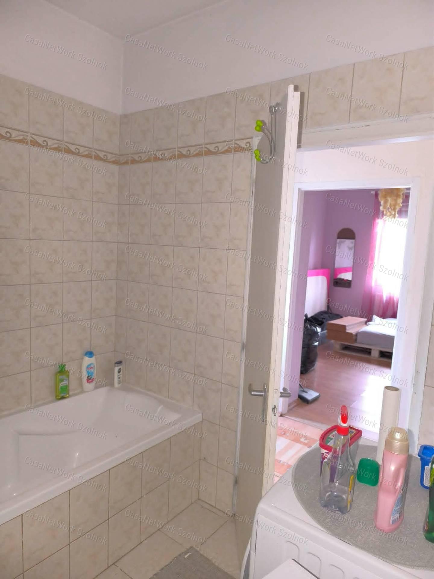 Tiszaföldváron Fő út  melletti 3 szoba + nappalis Családi ház Eladó