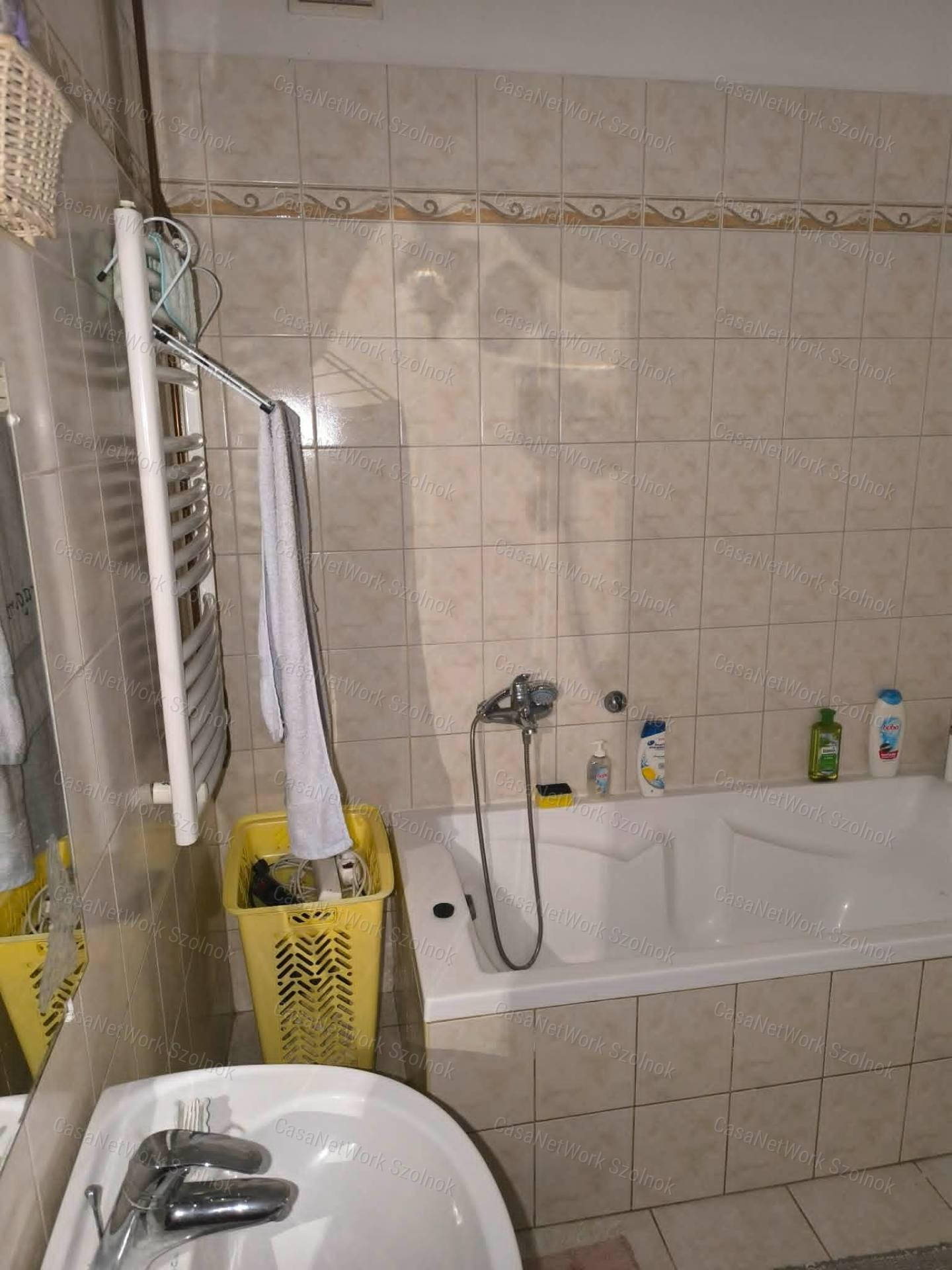 Tiszaföldváron Fő út  melletti 3 szoba + nappalis Családi ház Eladó