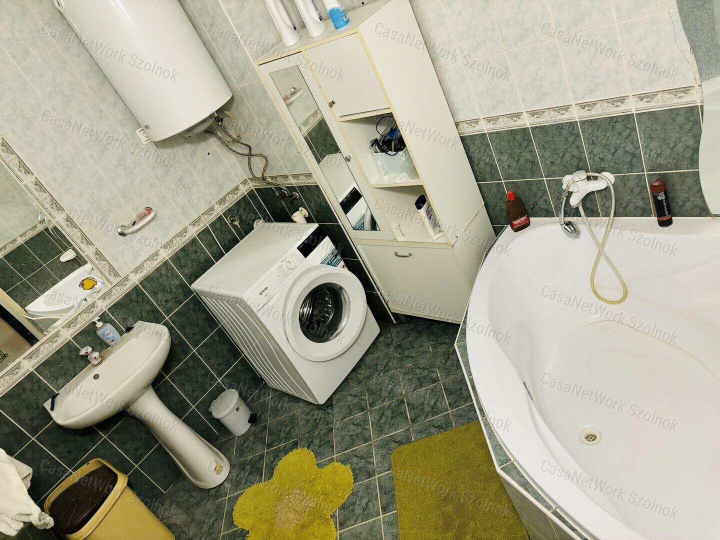 Újszász központjában eladó családi ház!