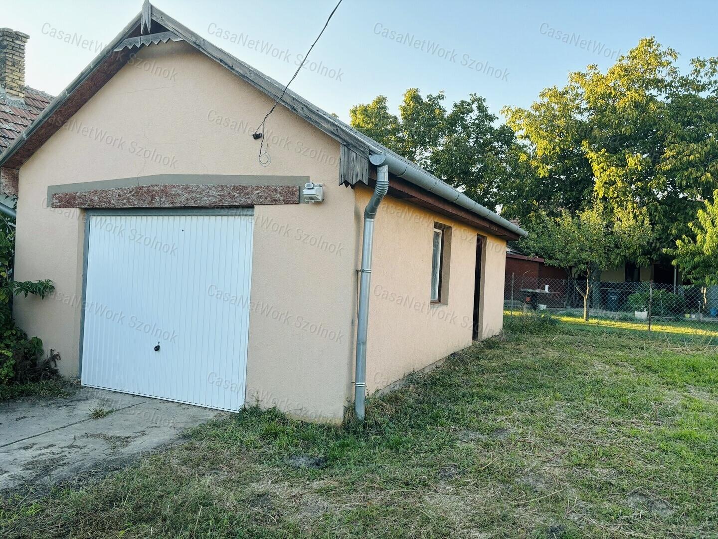 Újszász központjában eladó családi ház!
