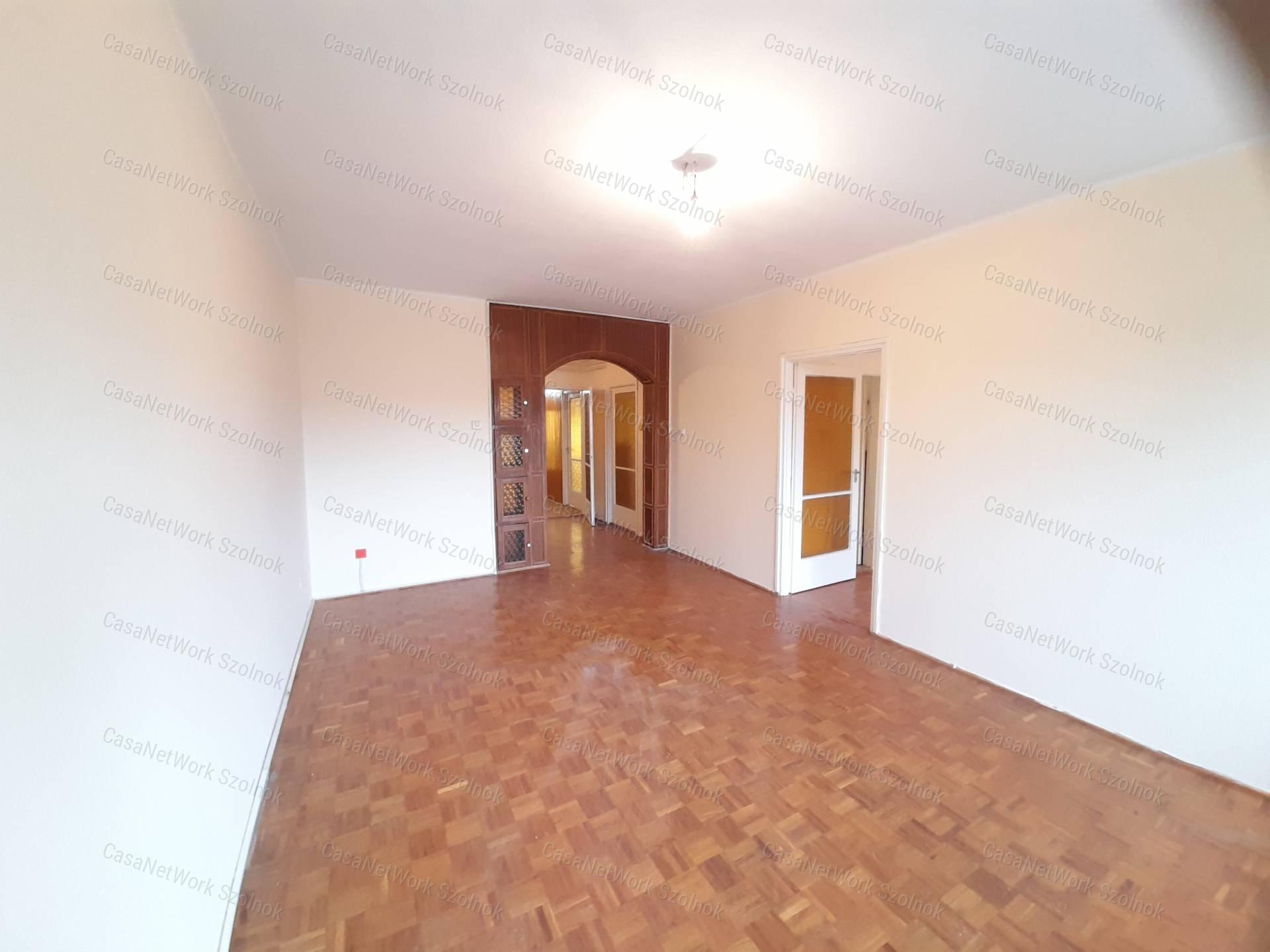 Szolnokon, a Rákóczi úton 3 szobás lakás eladó!