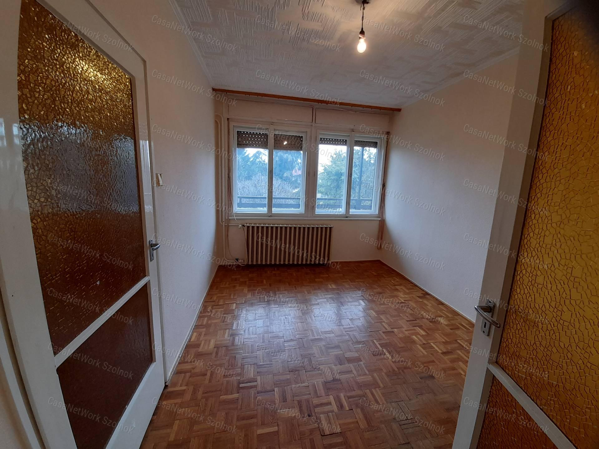 Szolnokon, a Rákóczi úton 3 szobás lakás eladó!