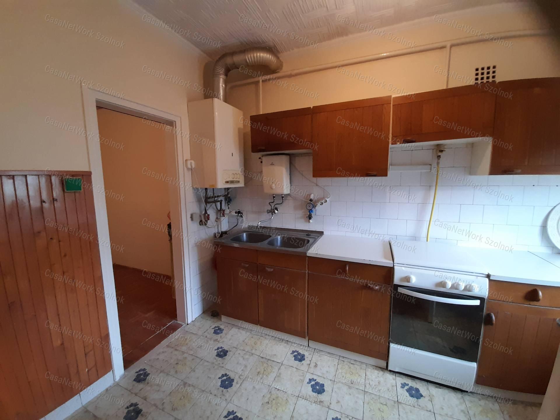 Szolnokon, a Rákóczi úton 3 szobás lakás eladó!