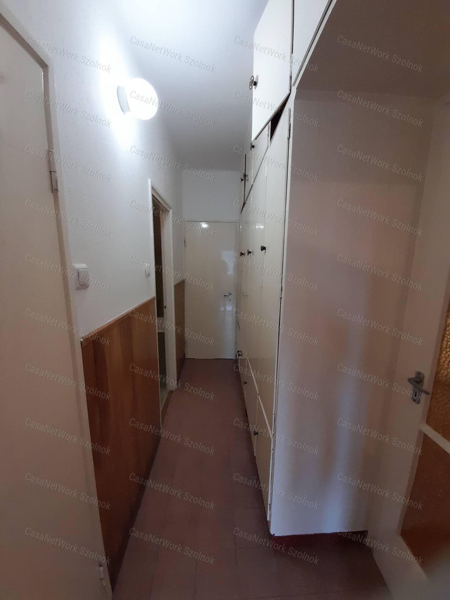 Szolnokon, a Rákóczi úton 3 szobás lakás eladó!