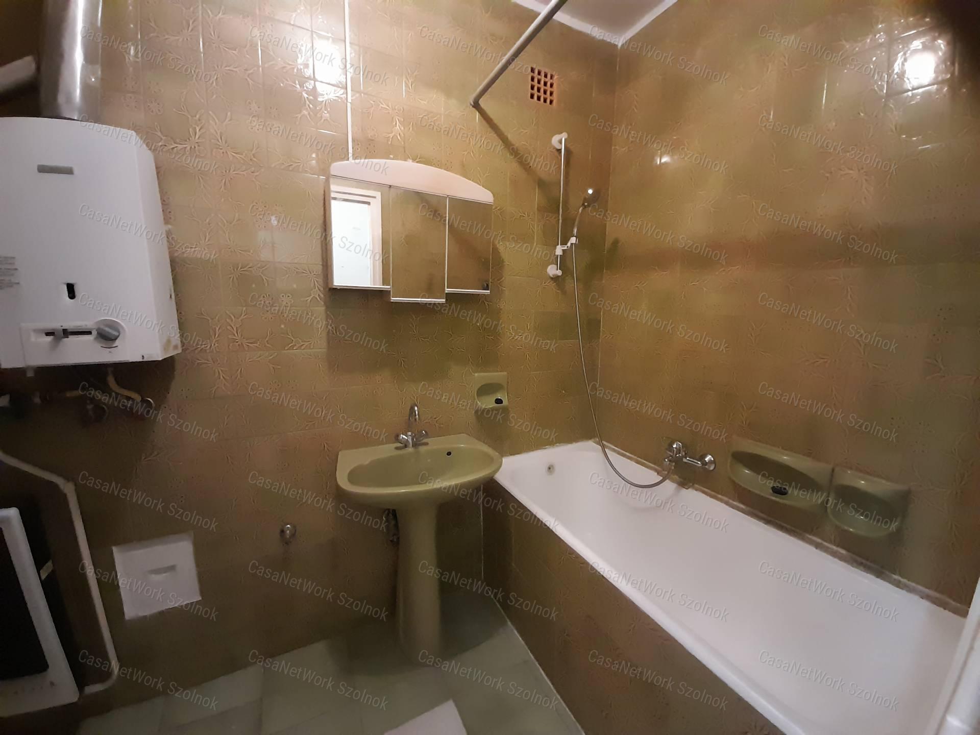 Szolnokon, a Rákóczi úton 3 szobás lakás eladó!