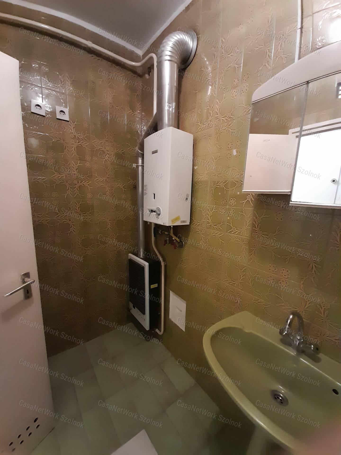 Szolnokon, a Rákóczi úton 3 szobás lakás eladó!