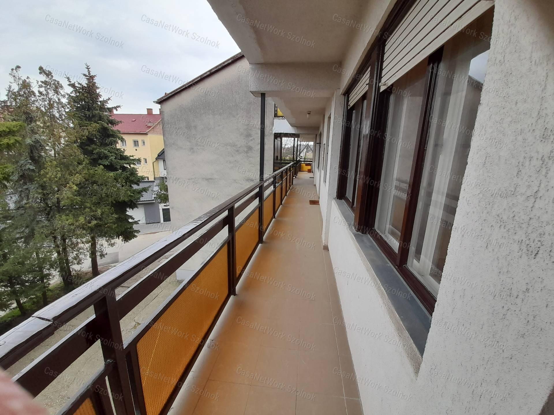 Szolnokon, a Rákóczi úton 3 szobás lakás eladó!