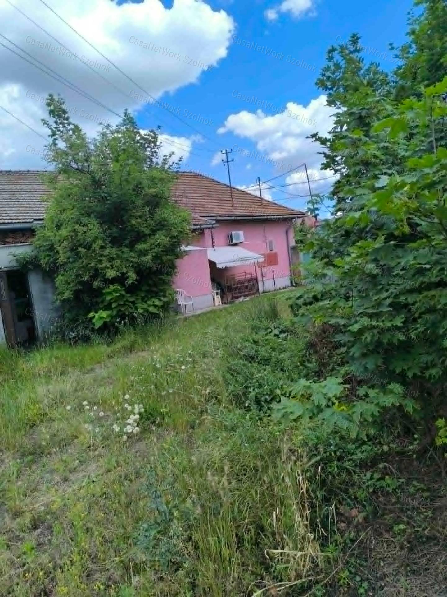 Cibakháza Központjában Üzlethelyiség pincével Eladó