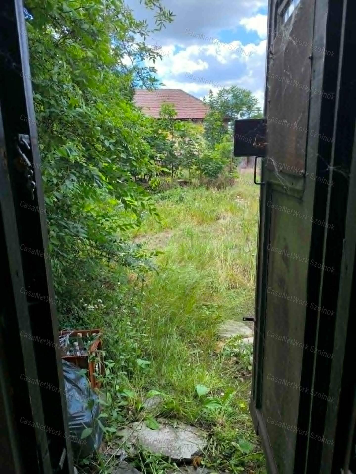 Cibakháza Központjában Üzlethelyiség pincével Eladó