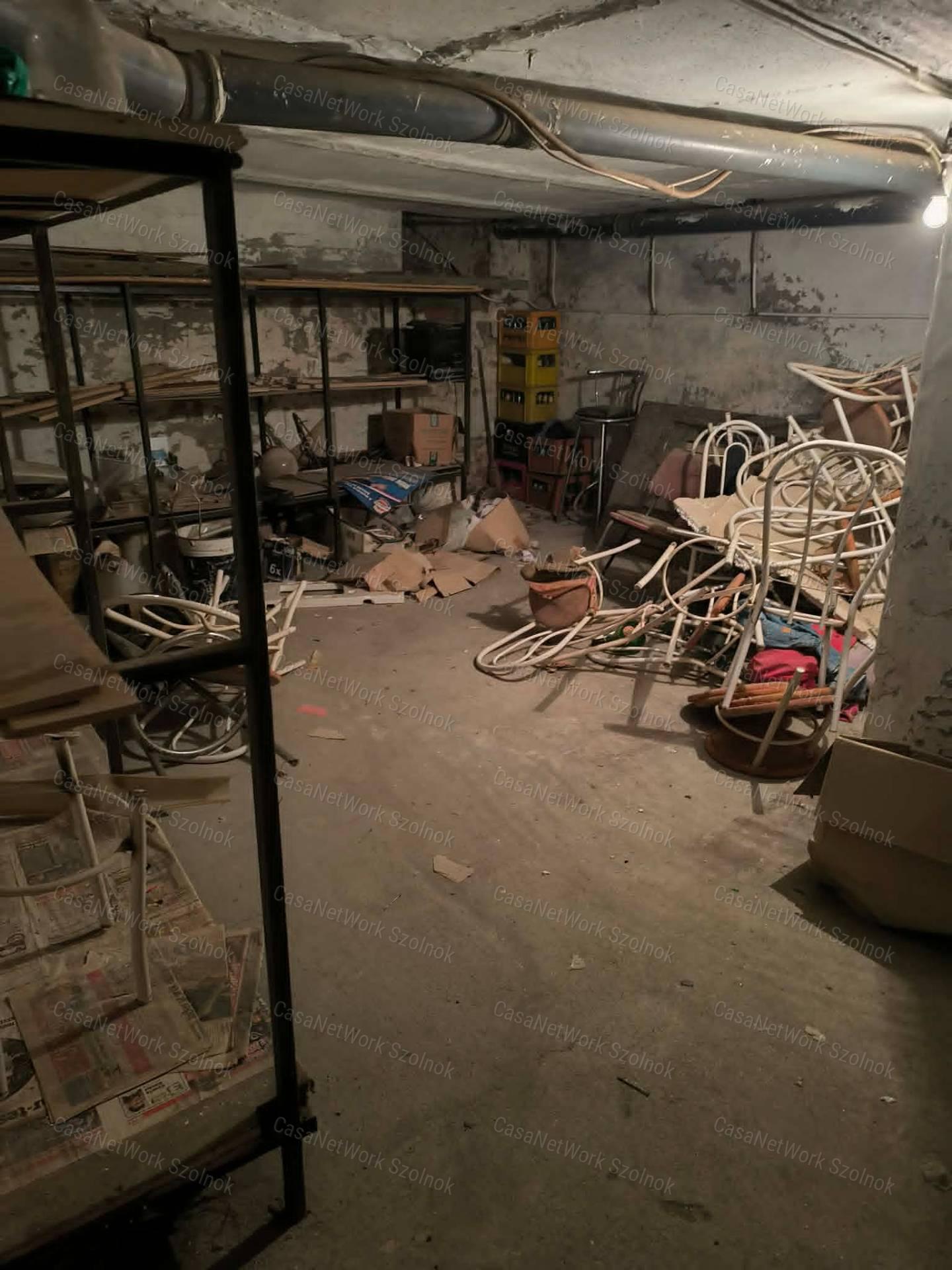 Cibakháza Központjában Üzlethelyiség pincével Eladó