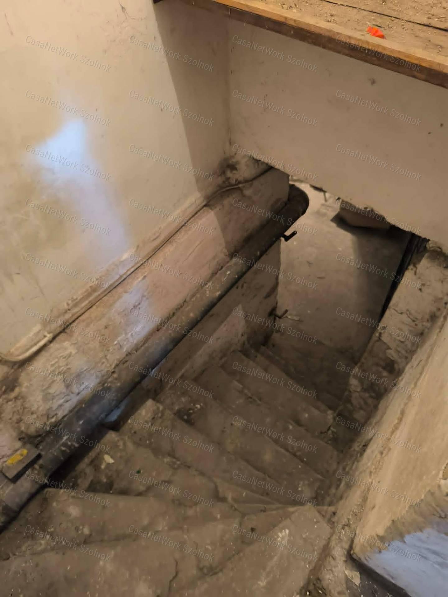 Cibakháza Központjában Üzlethelyiség pincével Eladó